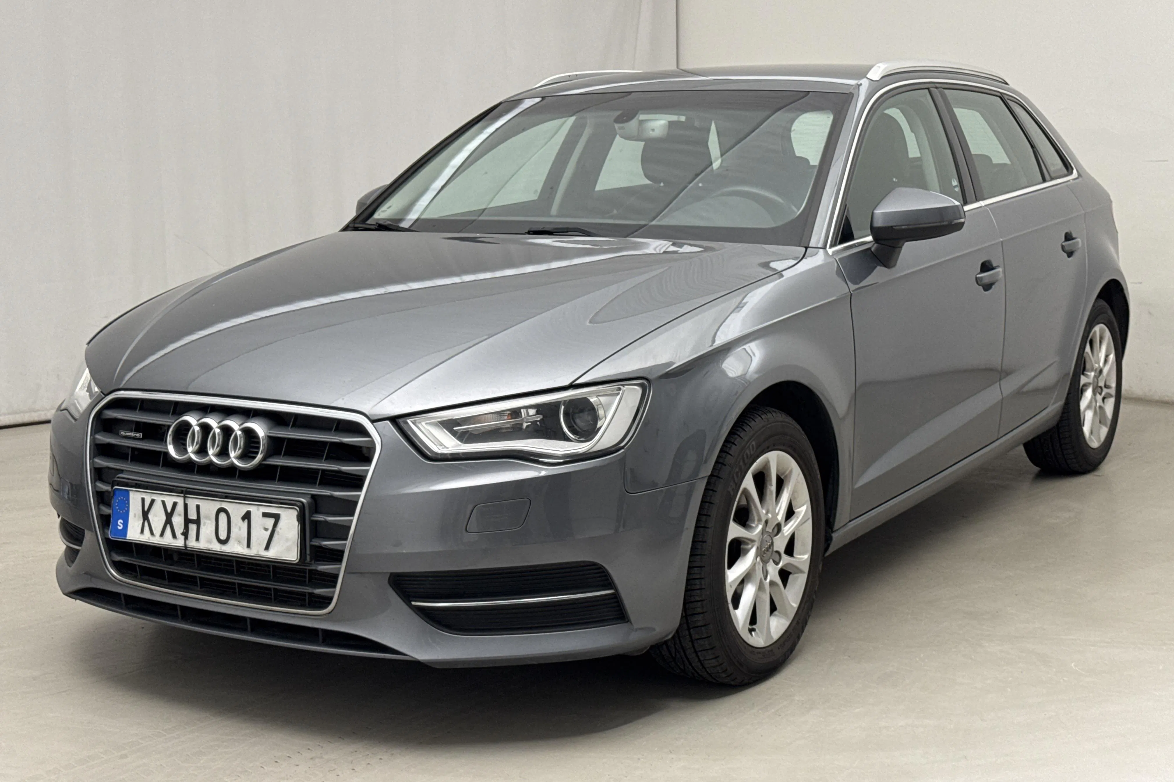 Presentationsfoto 1 av 17: Audi A3 1.6 TDI Sportback quattro (110hk) - 15 814 mil - Manuell - grå - 2016
