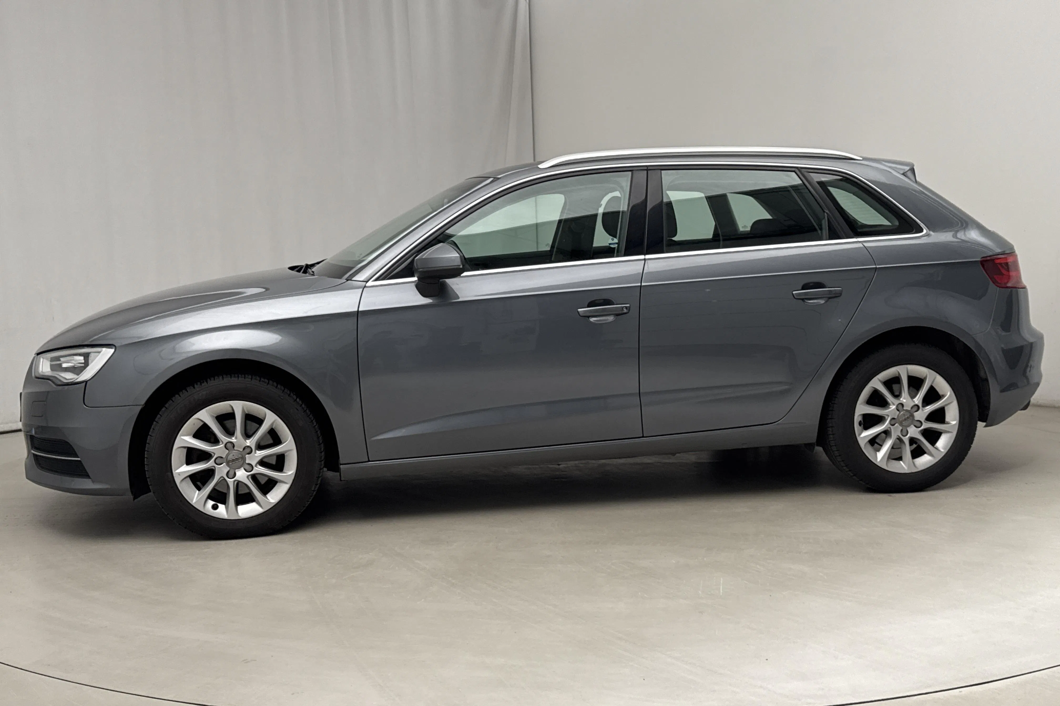 Presentationsfoto 2 av 17: Audi A3 1.6 TDI Sportback quattro (110hk) - 15 814 mil - Manuell - grå - 2016