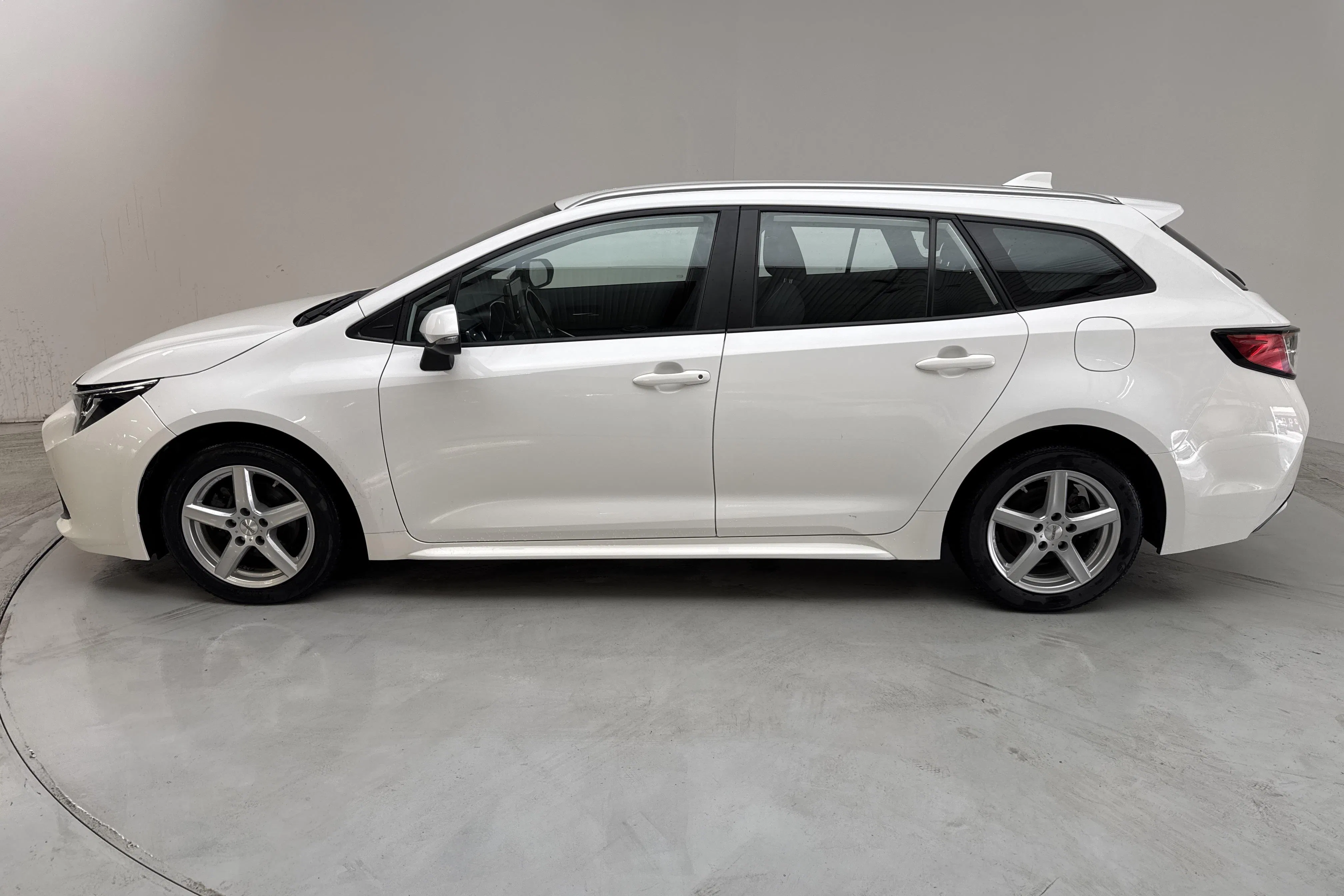 Presentationsfoto 2 av 12: Toyota Corolla 1.8 Hybrid Touring Sports (122hk) - 6 574 mil - Automat - vit - 2022