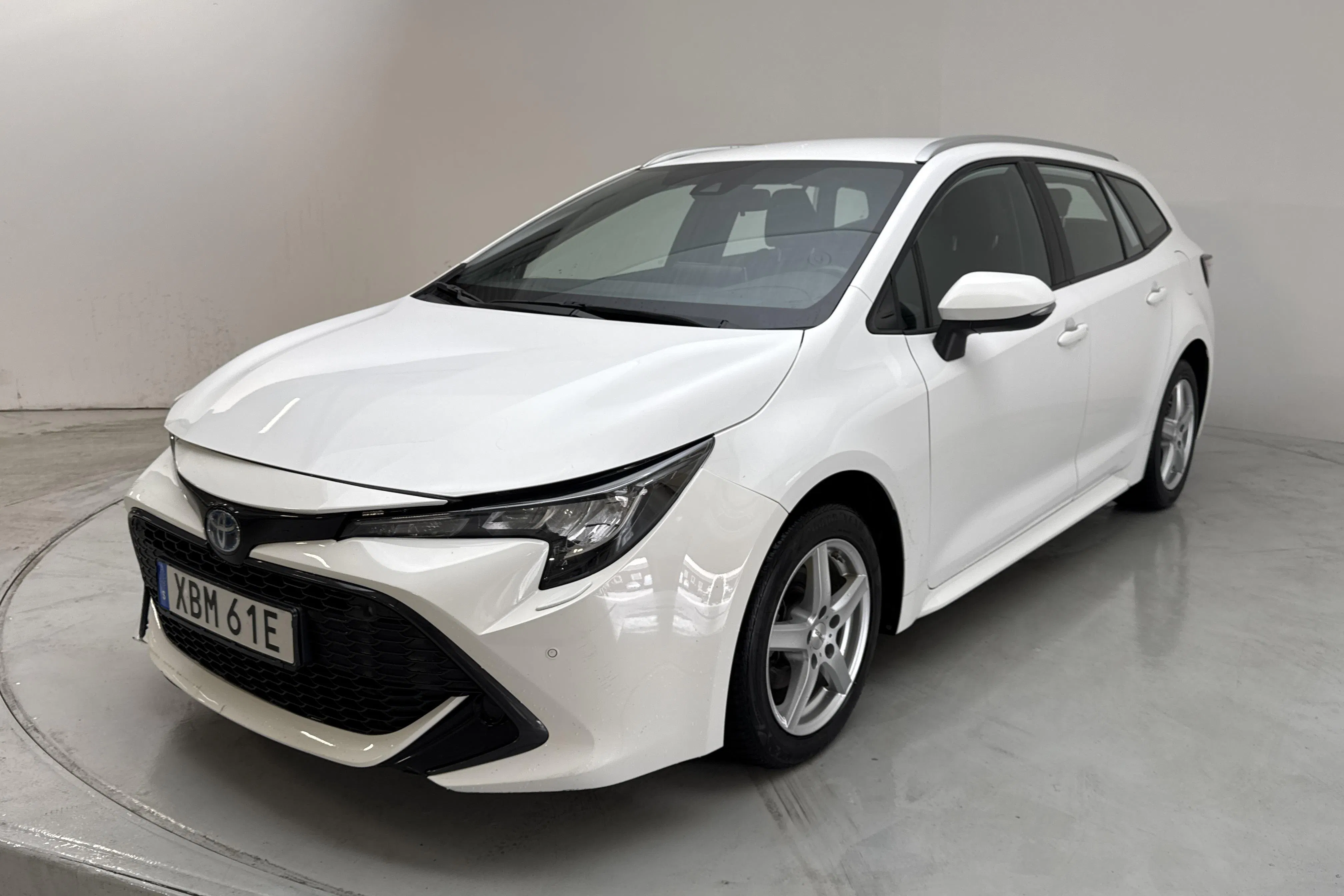 Presentationsfoto 1 av 12: Toyota Corolla 1.8 Hybrid Touring Sports (122hk) - 6 574 mil - Automat - vit - 2022