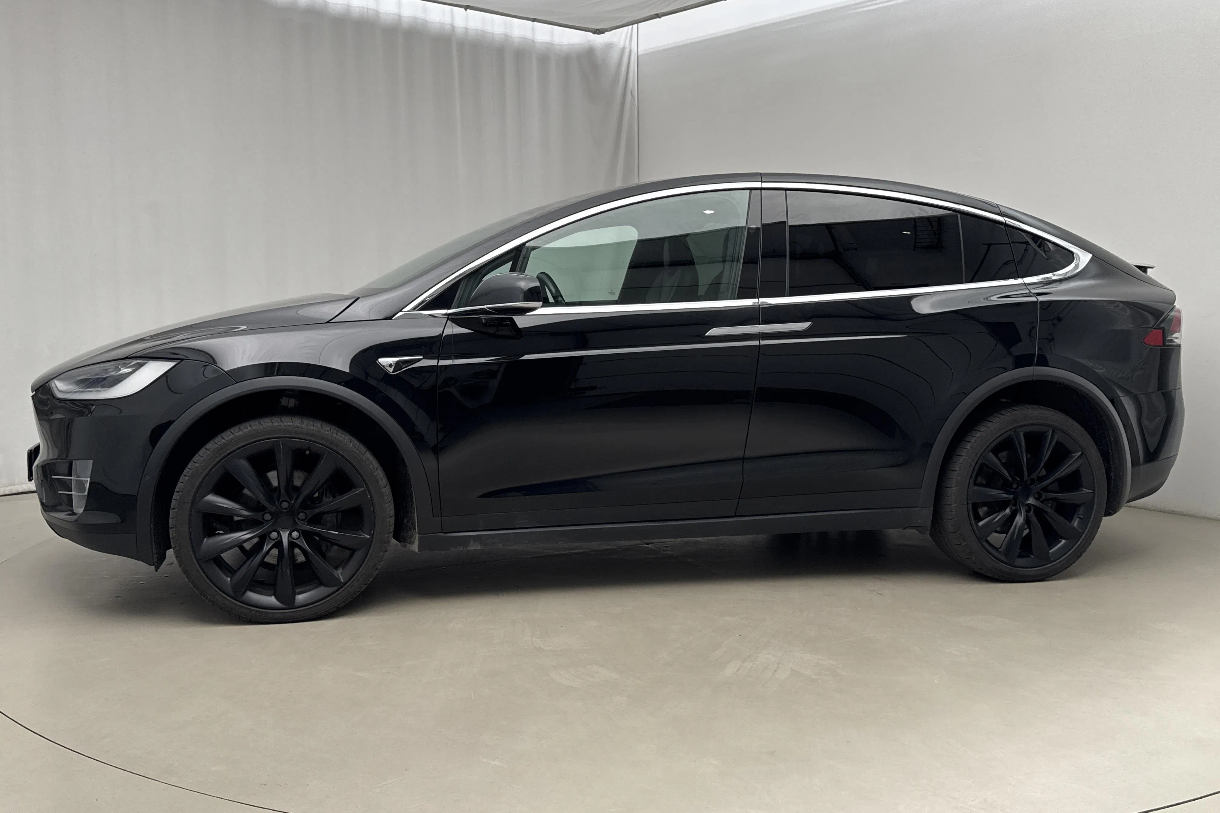 Presentationsfoto 2 av 25: Tesla Model X Dual Motor Long Range AWD - 13 317 mil - Automat - svart - 2020