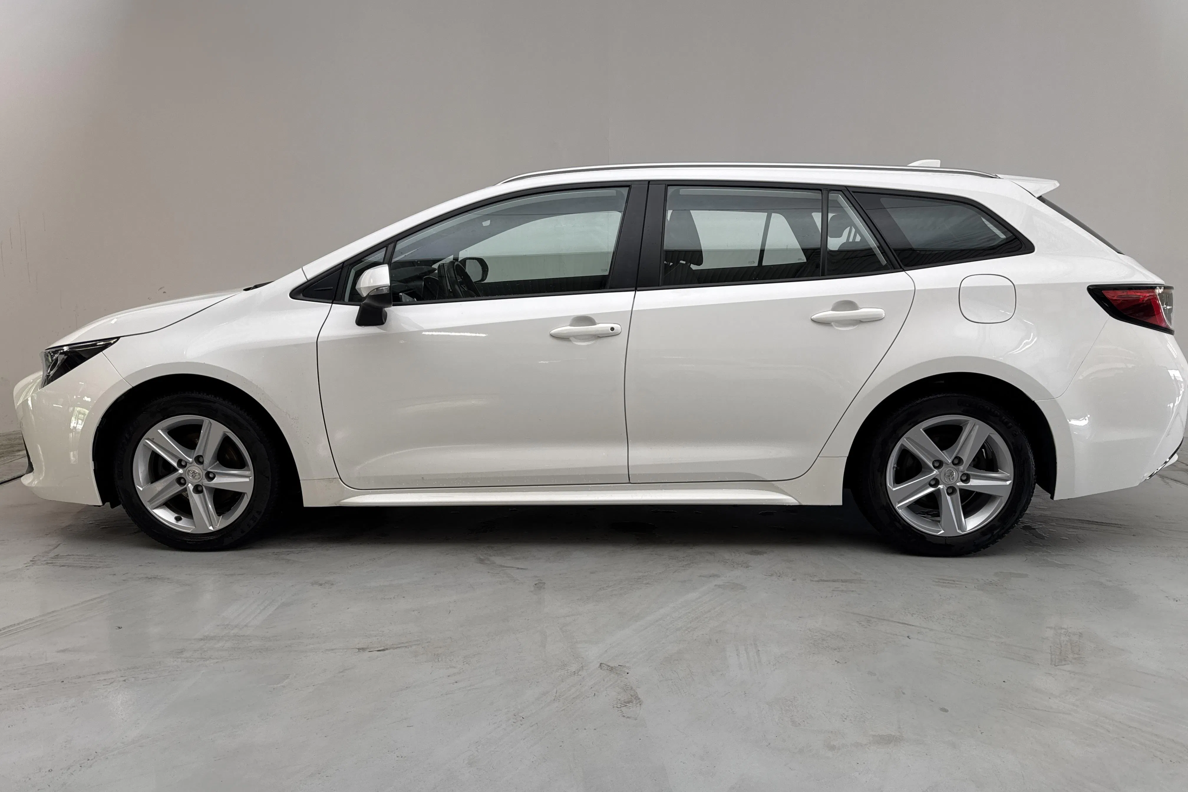 Presentationsfoto 2 av 13: Toyota Corolla 1.8 Hybrid Touring Sports (122hk) - 7 277 mil - Automat - vit - 2022