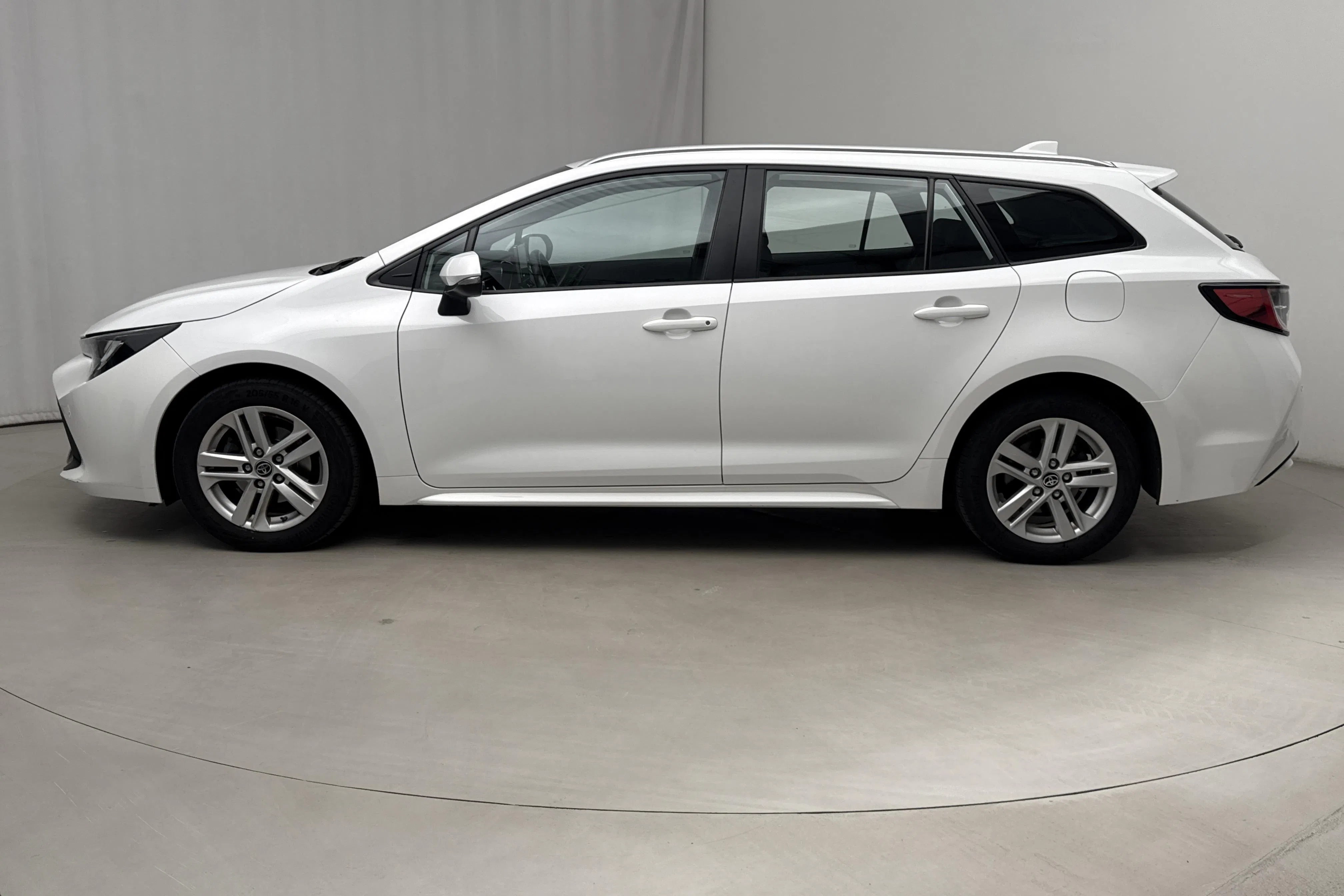 Presentationsfoto 2 av 15: Toyota Corolla 1.8 Hybrid Touring Sports (122hk) - 7 328 mil - Automat - vit - 2022