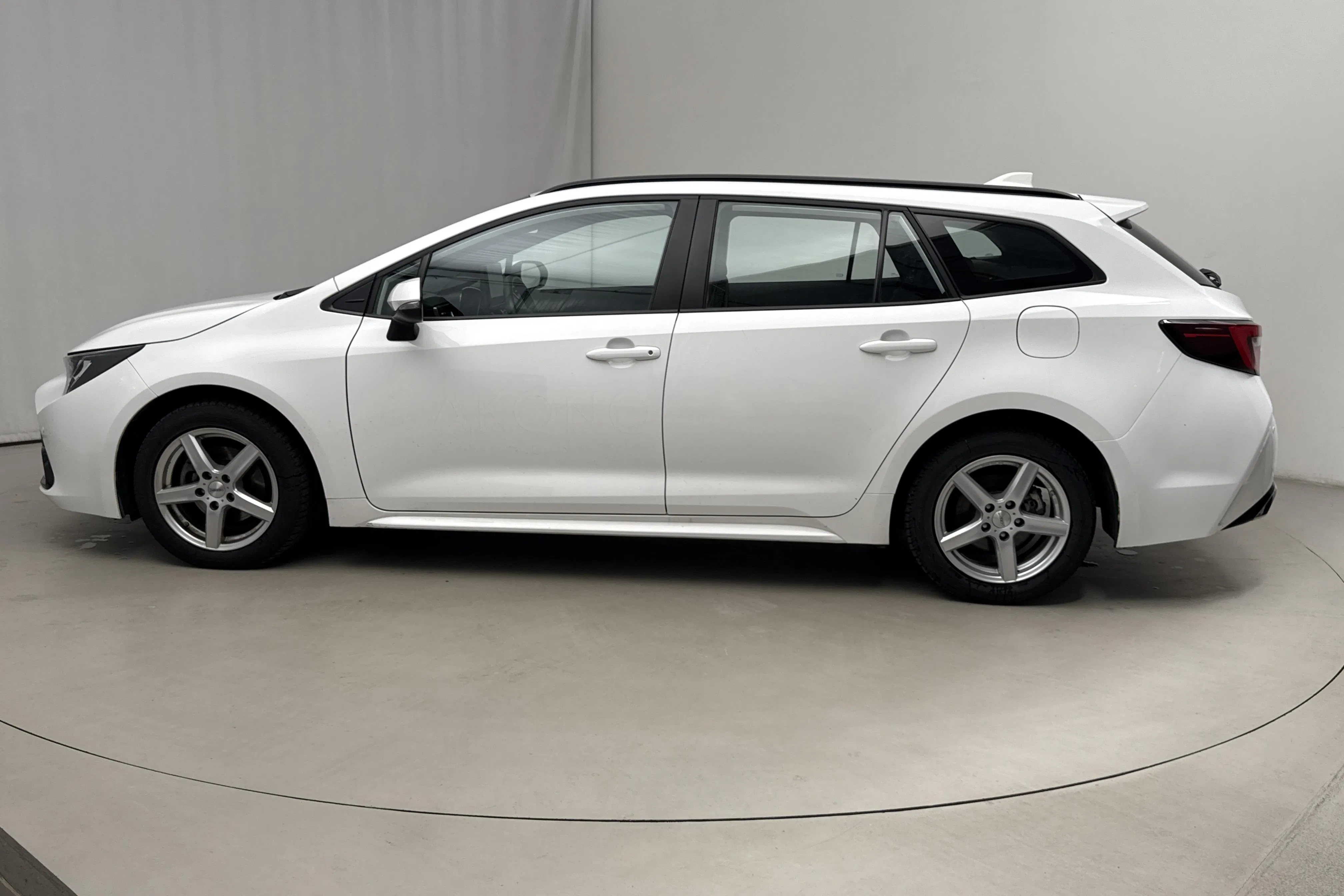 Presentationsfoto 2 av 14: Toyota Corolla 1.8 Hybrid Touring Sports (140hk) - 8 521 mil - Automat - vit - 2023
