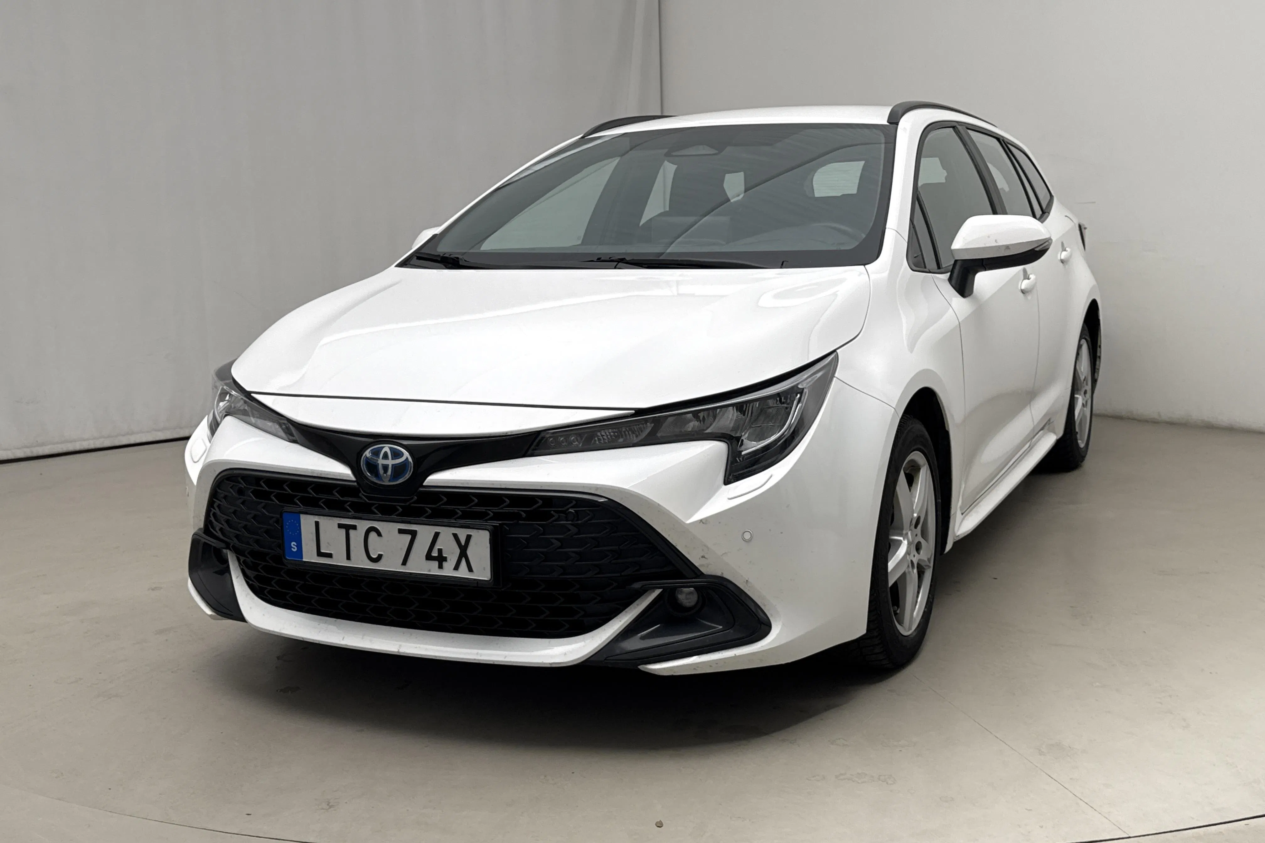 Presentationsfoto 1 av 14: Toyota Corolla 1.8 Hybrid Touring Sports (140hk) - 8 521 mil - Automat - vit - 2023