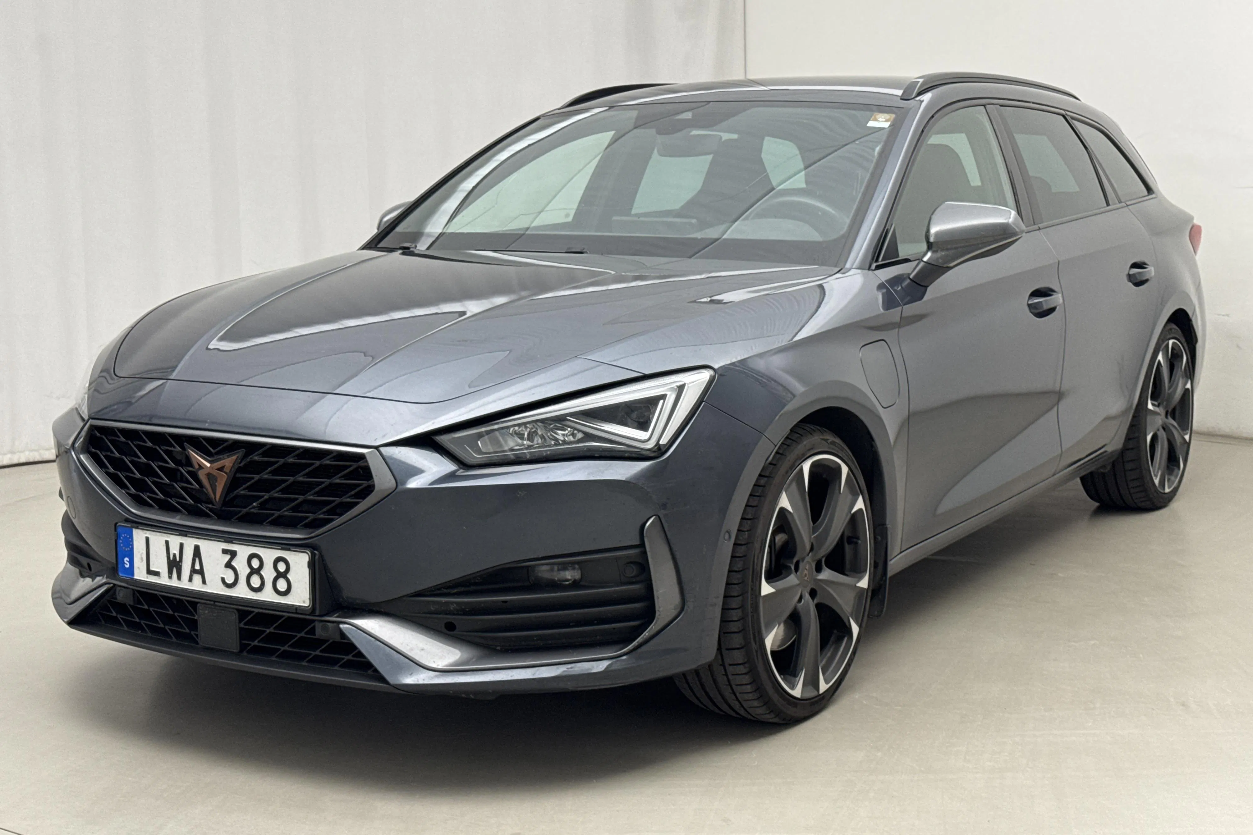 Presentationsfoto 1 av 20: Cupra Leon VZ 1.4 e-HYBRID Sportstourer (245hk) - 8 984 mil - Automat - grå - 2024