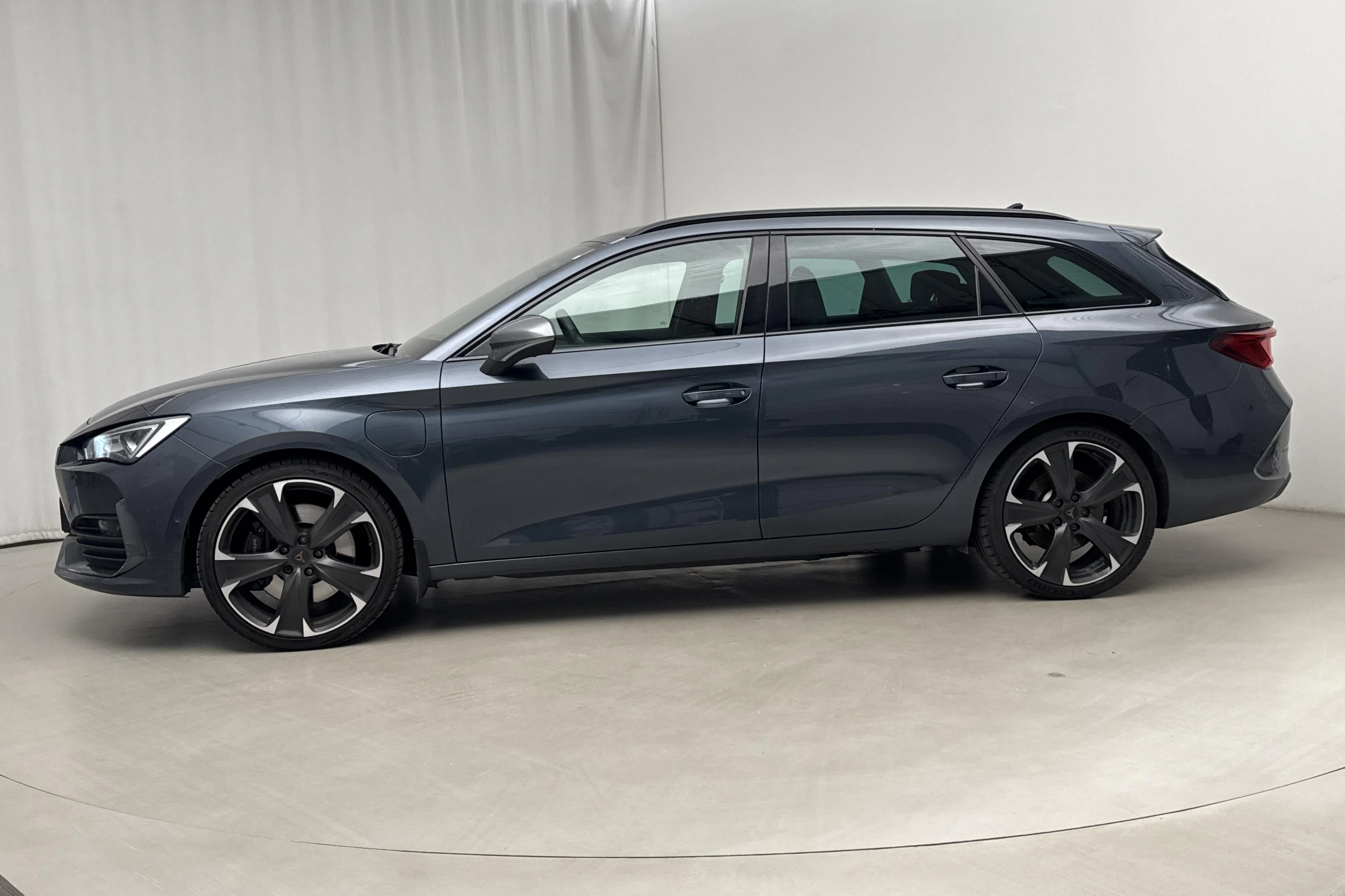 Presentationsfoto 2 av 20: Cupra Leon VZ 1.4 e-HYBRID Sportstourer (245hk) - 8 984 mil - Automat - grå - 2024
