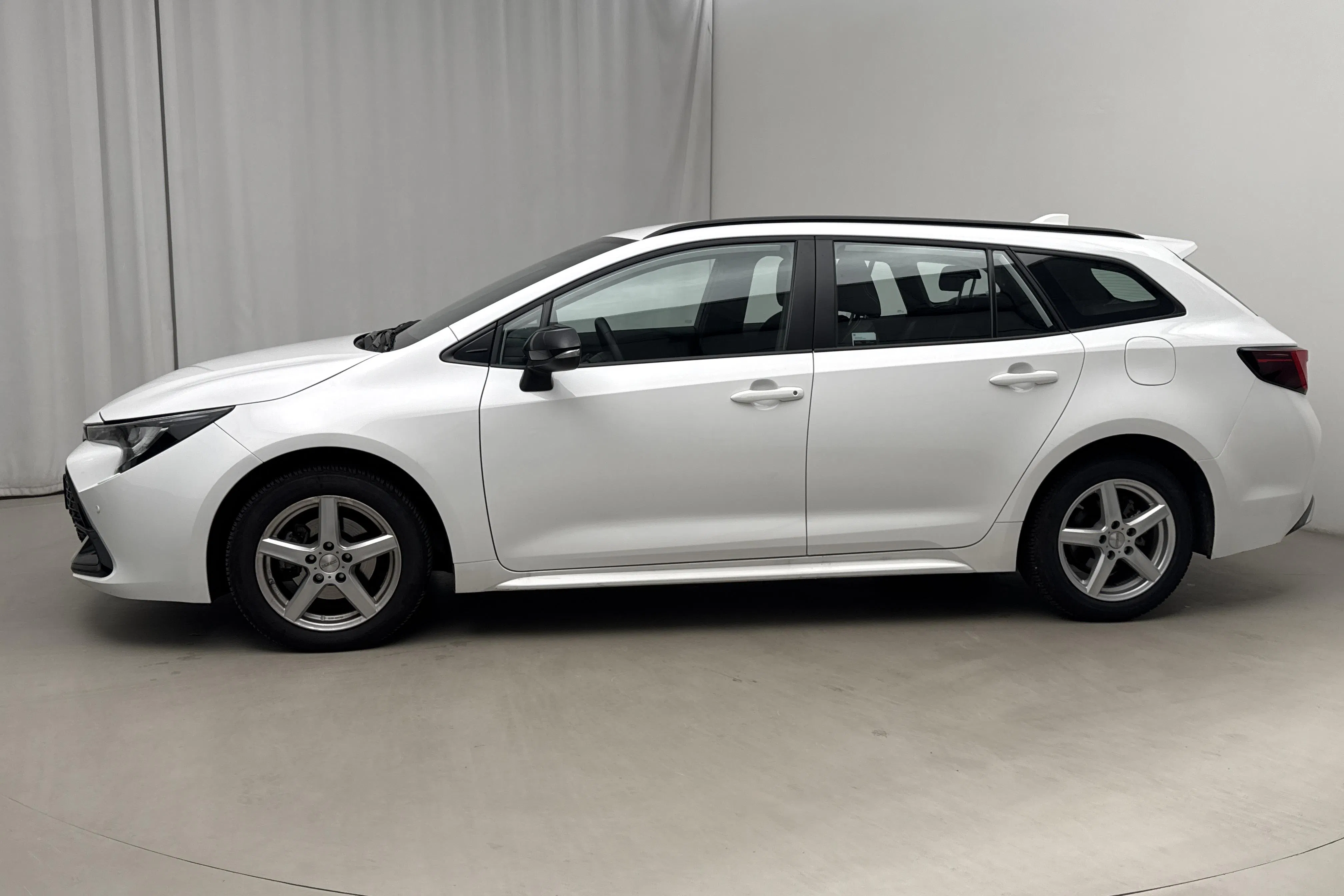 Presentationsfoto 2 av 13: Toyota Corolla 1.8 Hybrid Touring Sports (140hk) - 2 786 mil - Automat - vit - 2025