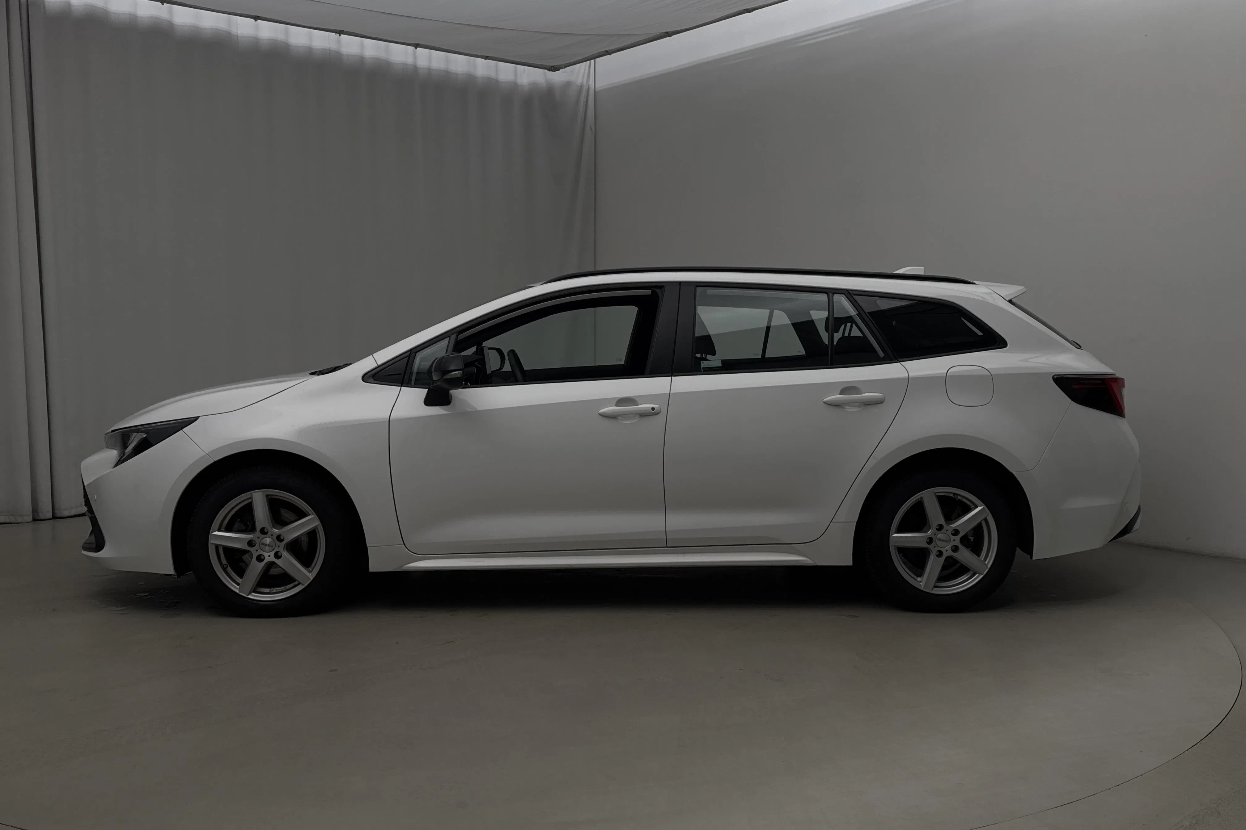 Presentationsfoto 2 av 12: Toyota Corolla 1.8 Hybrid Touring Sports (140hk) - 2 431 mil - Automat - vit - 2025