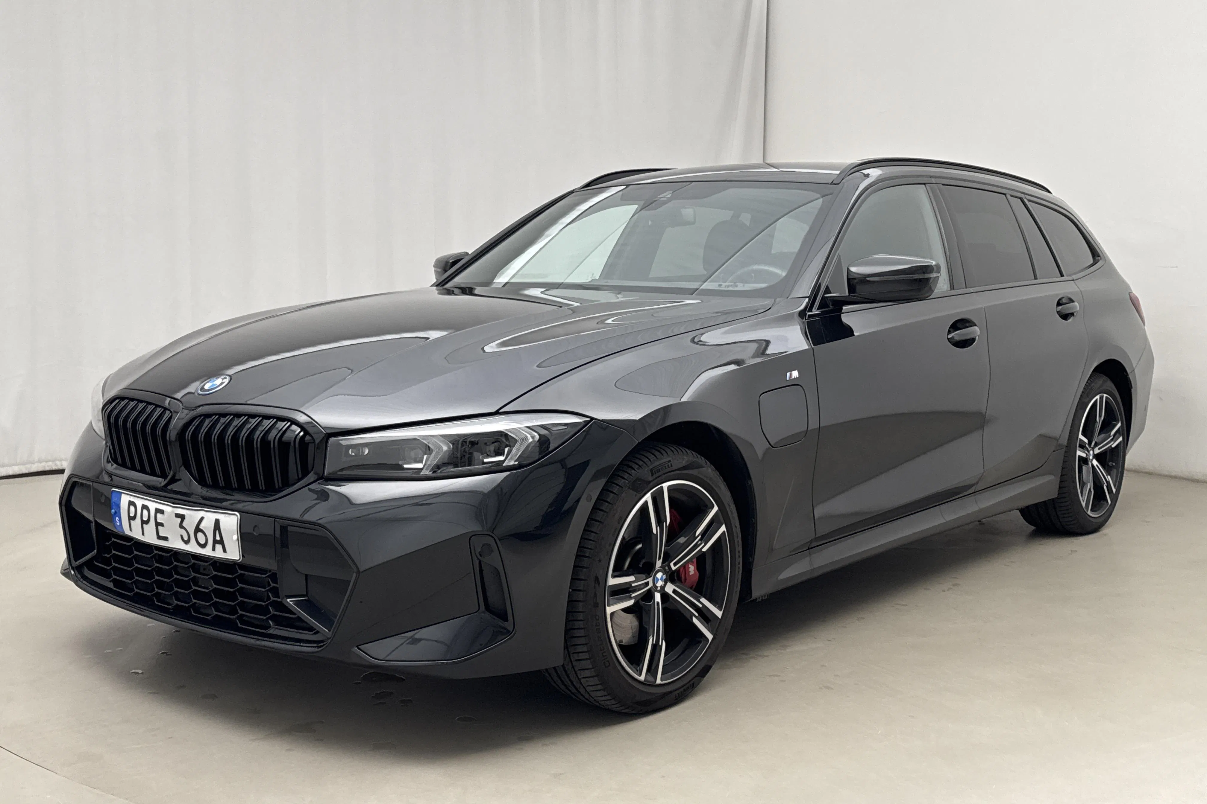 Presentationsfoto 1 av 19: BMW 330e xDrive Touring LCI, G21 (292hk) - 2 503 mil - Automat - svart - 2025