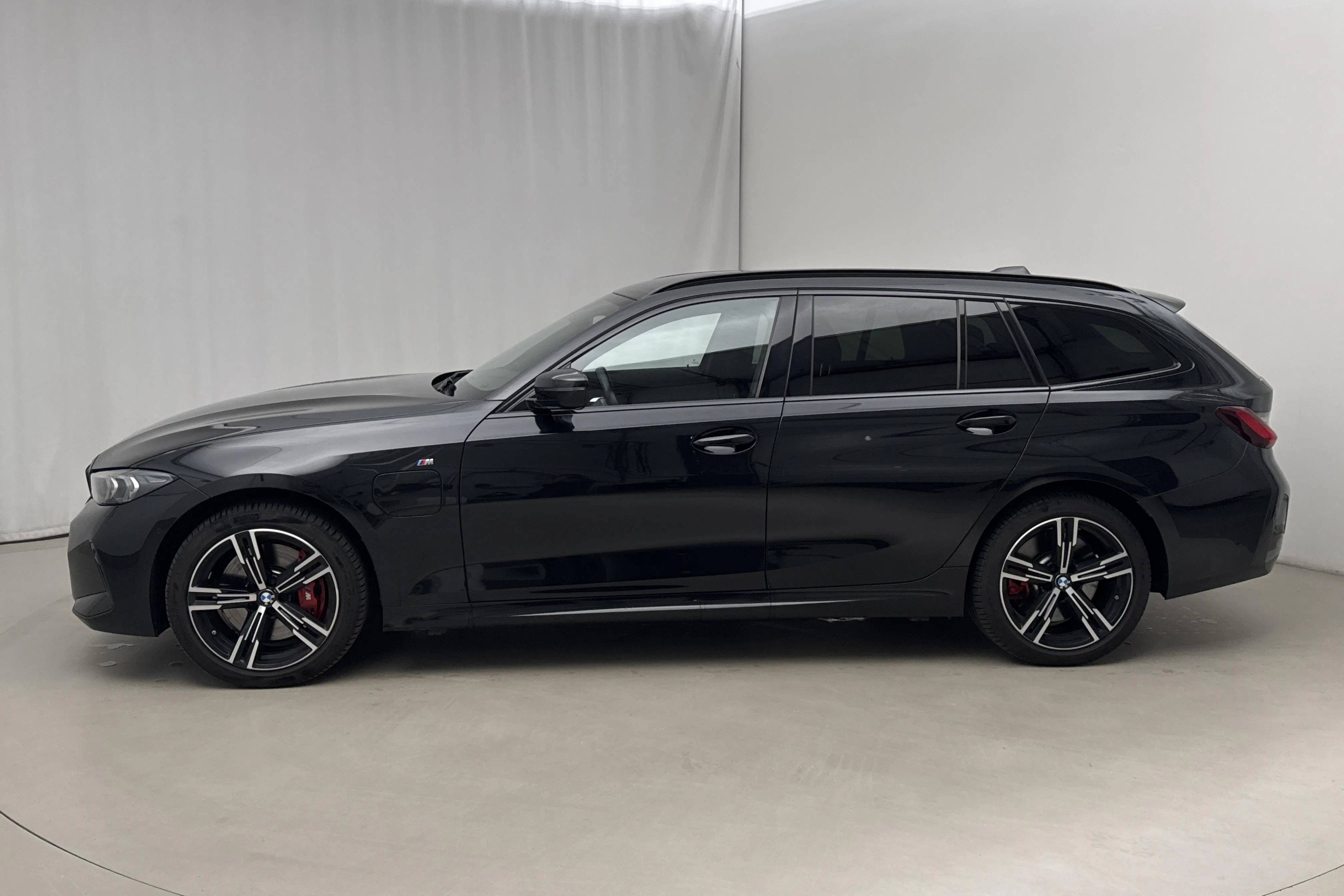 Presentationsfoto 2 av 19: BMW 330e xDrive Touring LCI, G21 (292hk) - 2 503 mil - Automat - svart - 2025