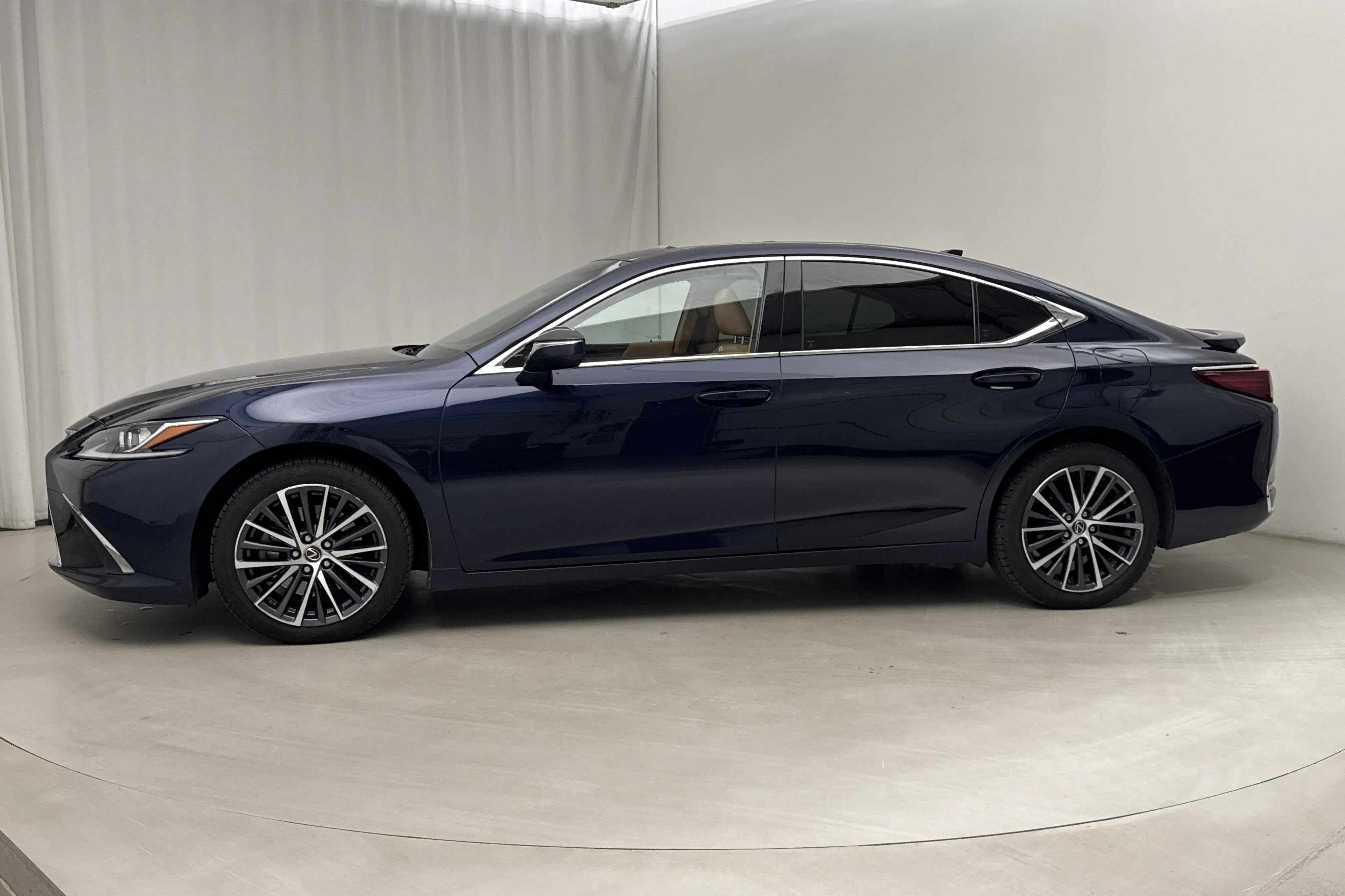 Presentation photo 2 of 19: Lexus ES 300h (218hk) - 128 750 km - Automatic - dark blue - 2023