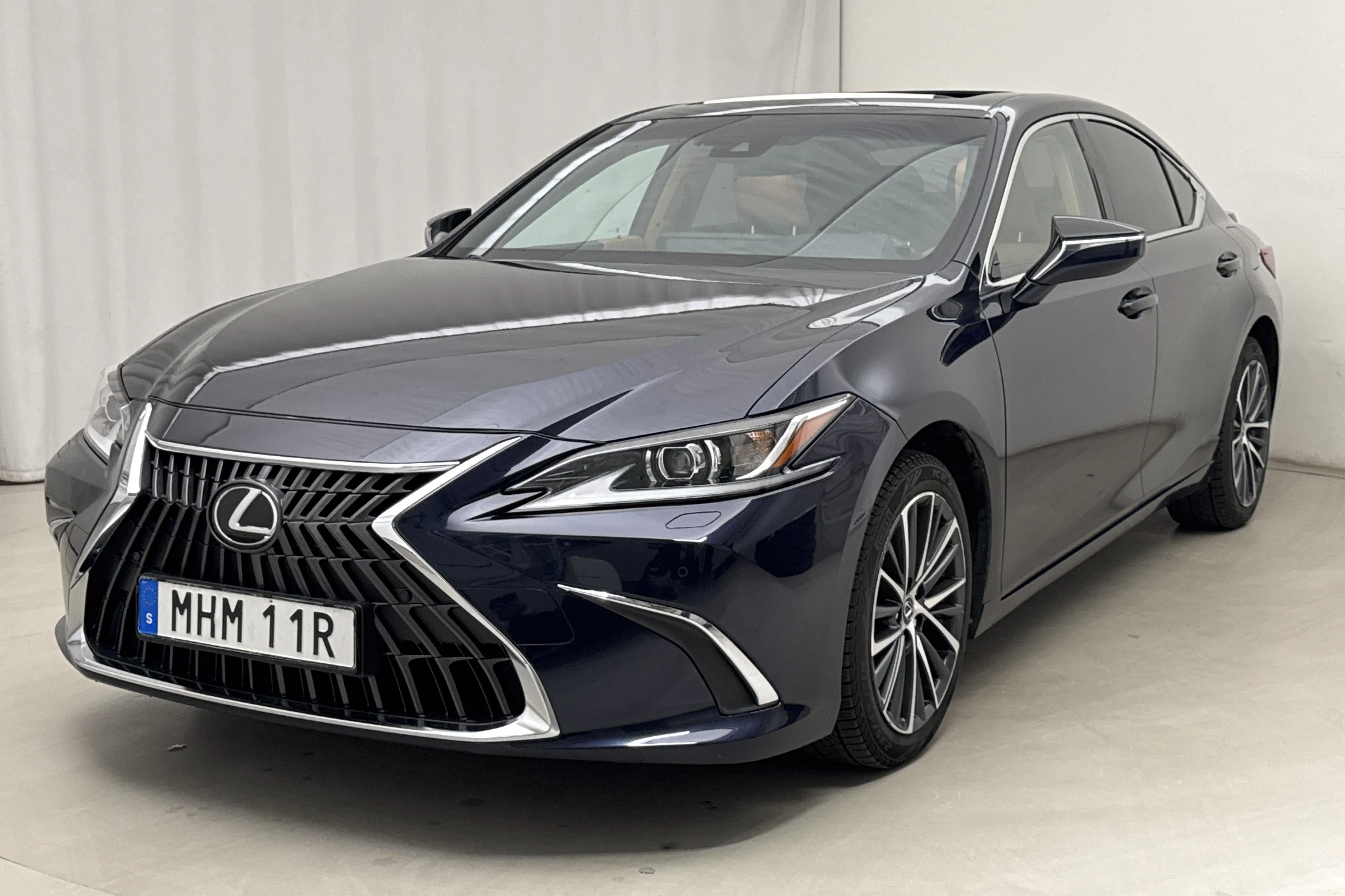 Presentation photo 1 of 19: Lexus ES 300h (218hk) - 128 750 km - Automatic - dark blue - 2023
