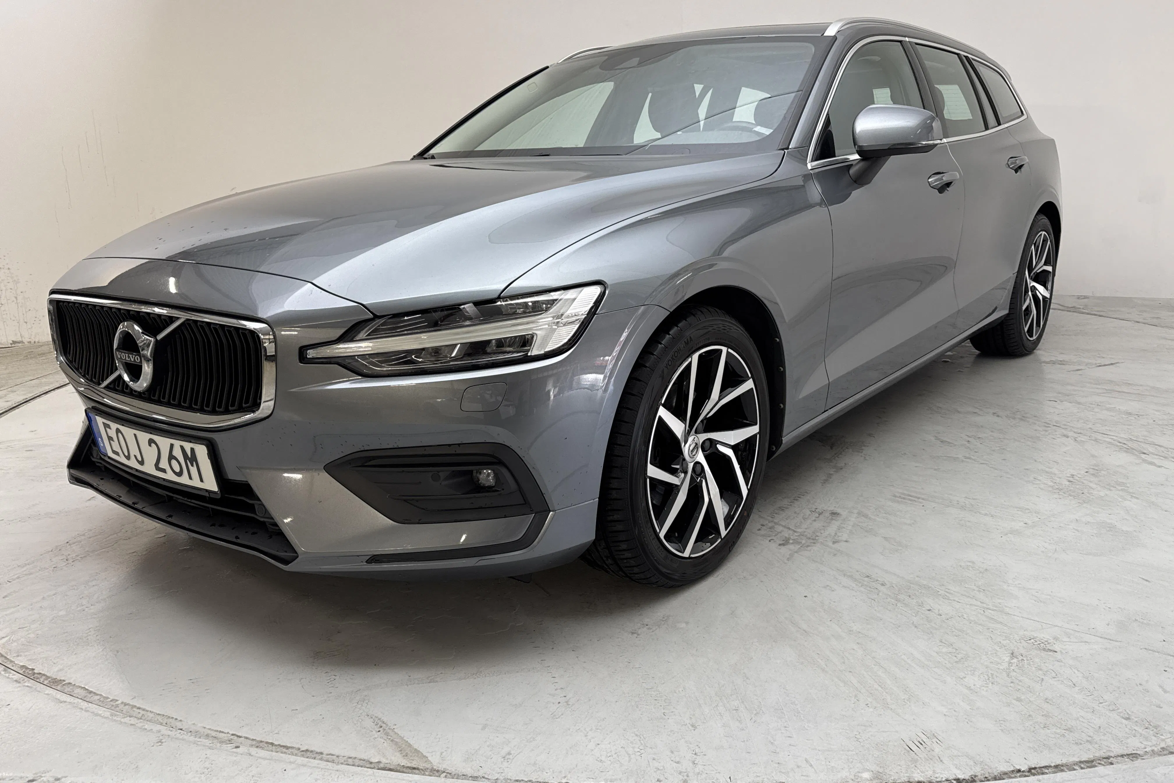 Presentationsfoto 1 av 16: Volvo V60 D3 AWD (150hk) - 9 004 mil - Automat - grå - 2020