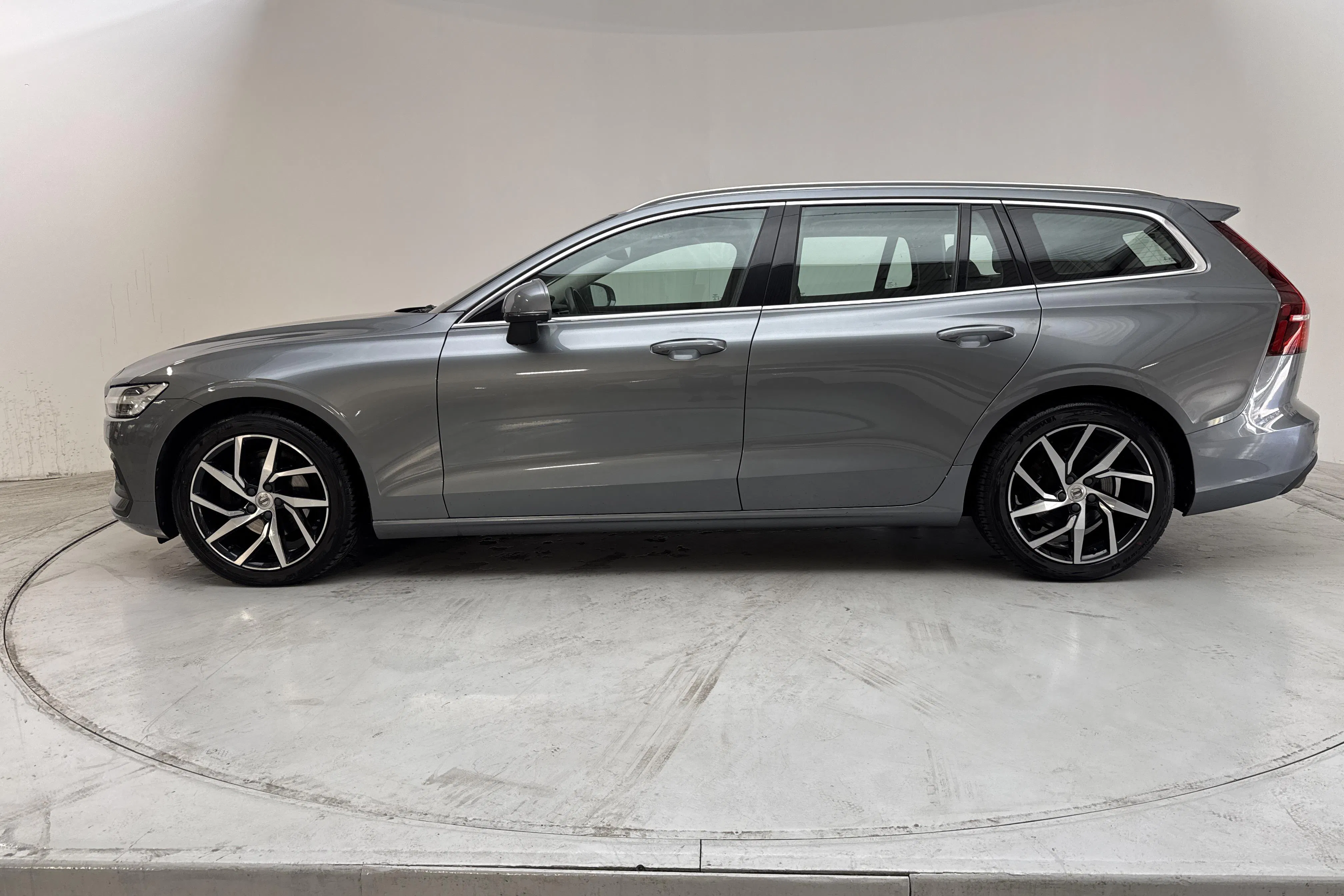 Presentationsfoto 2 av 16: Volvo V60 D3 AWD (150hk) - 9 004 mil - Automat - grå - 2020