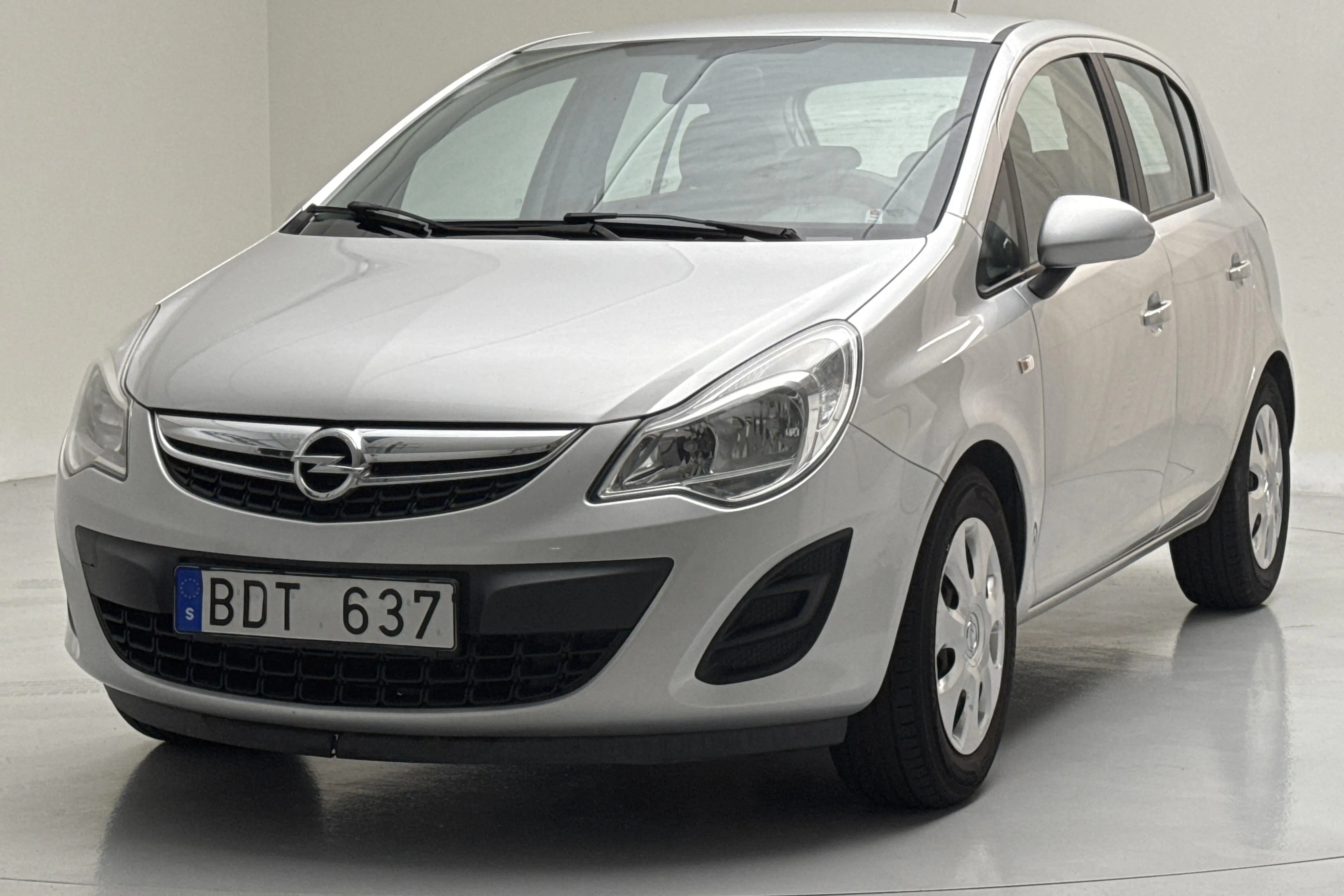 Presentation photo 1 of 12: Opel Corsa 1.4 Twinport 5dr (100hk) - 158 320 km - Manual - gray - 2011