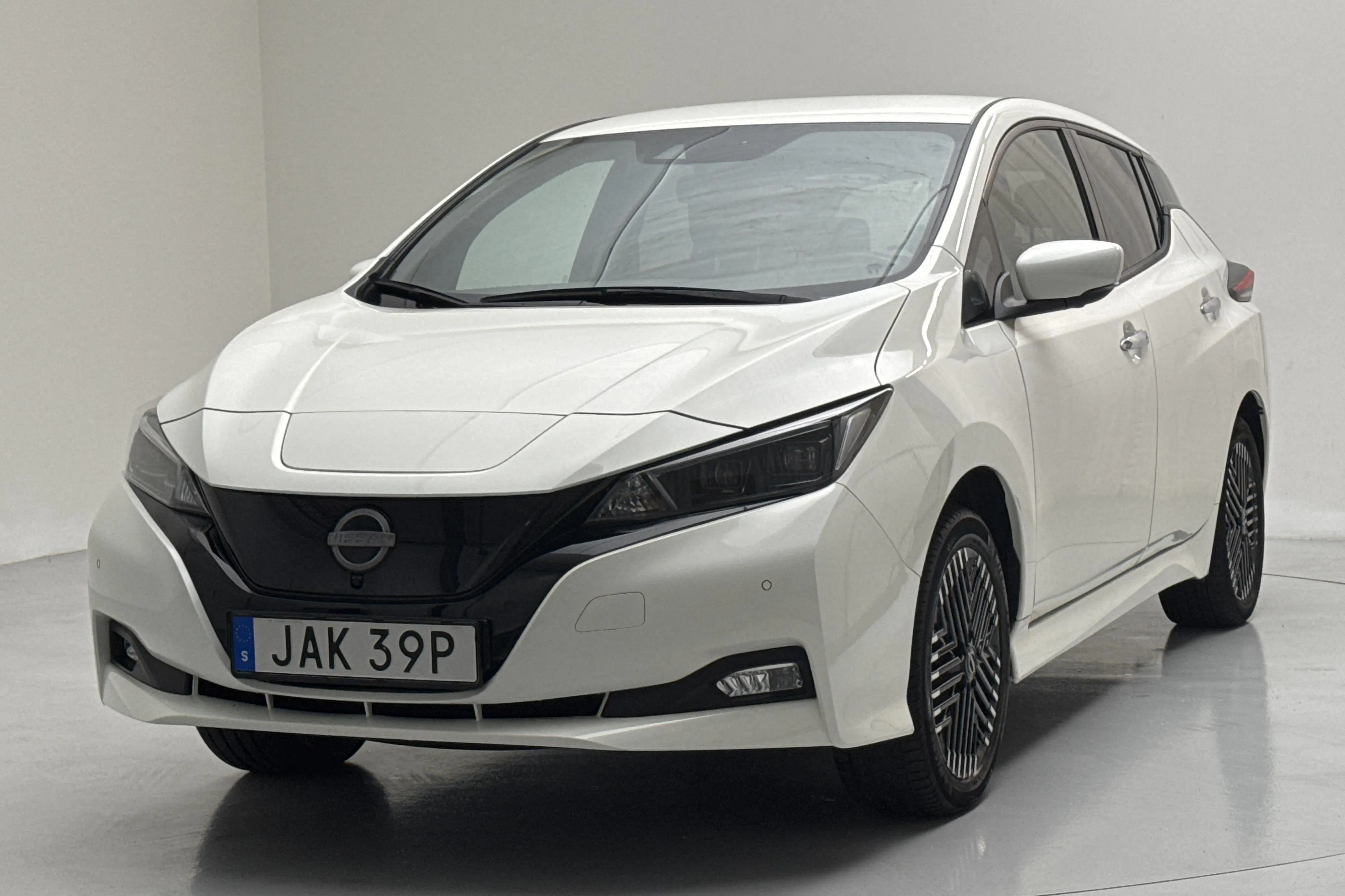 Presentation photo 1 of 15: Nissan LEAF 5dr 59kWh (214hk) - 37 800 km - Automatic - white - 2023