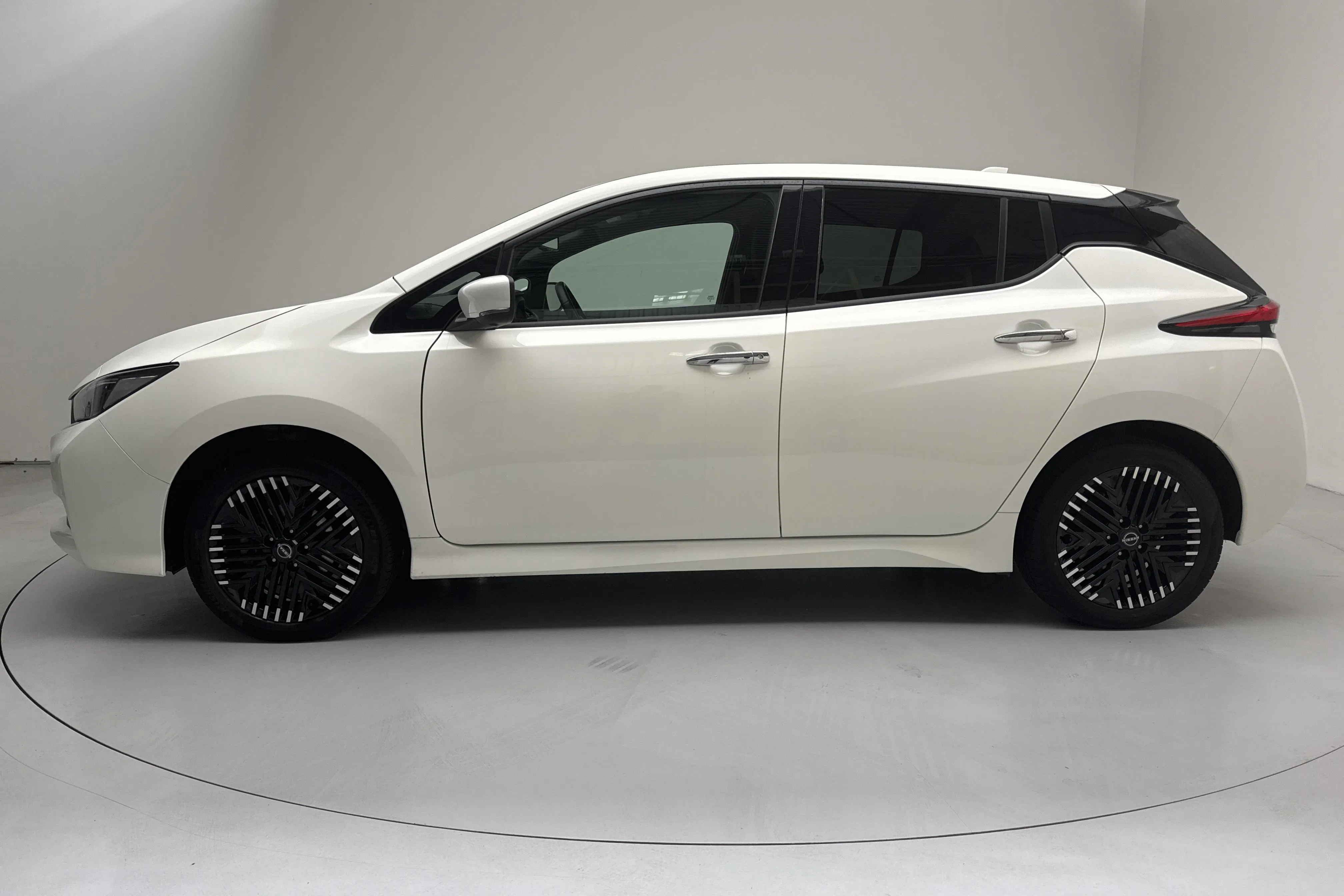 Presentation photo 2 of 15: Nissan LEAF 5dr 59kWh (214hk) - 37 800 km - Automatic - white - 2023
