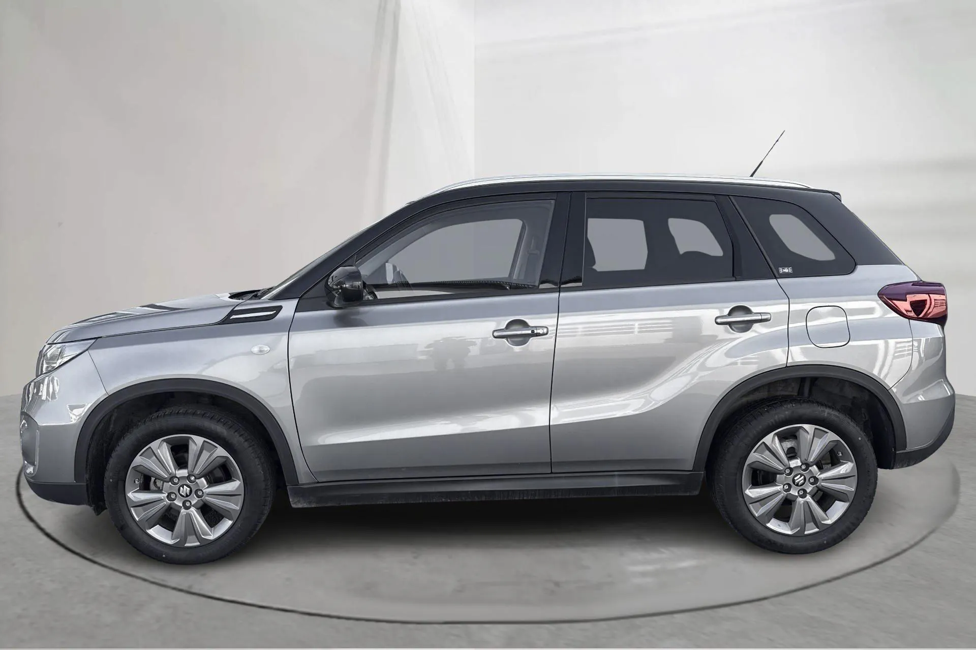 Presentation photo 2 of 13: Suzuki Vitara 1.5 HEV Allgrip 4x4 (115hk) - 21 690 km - Automatic - gray - 2022