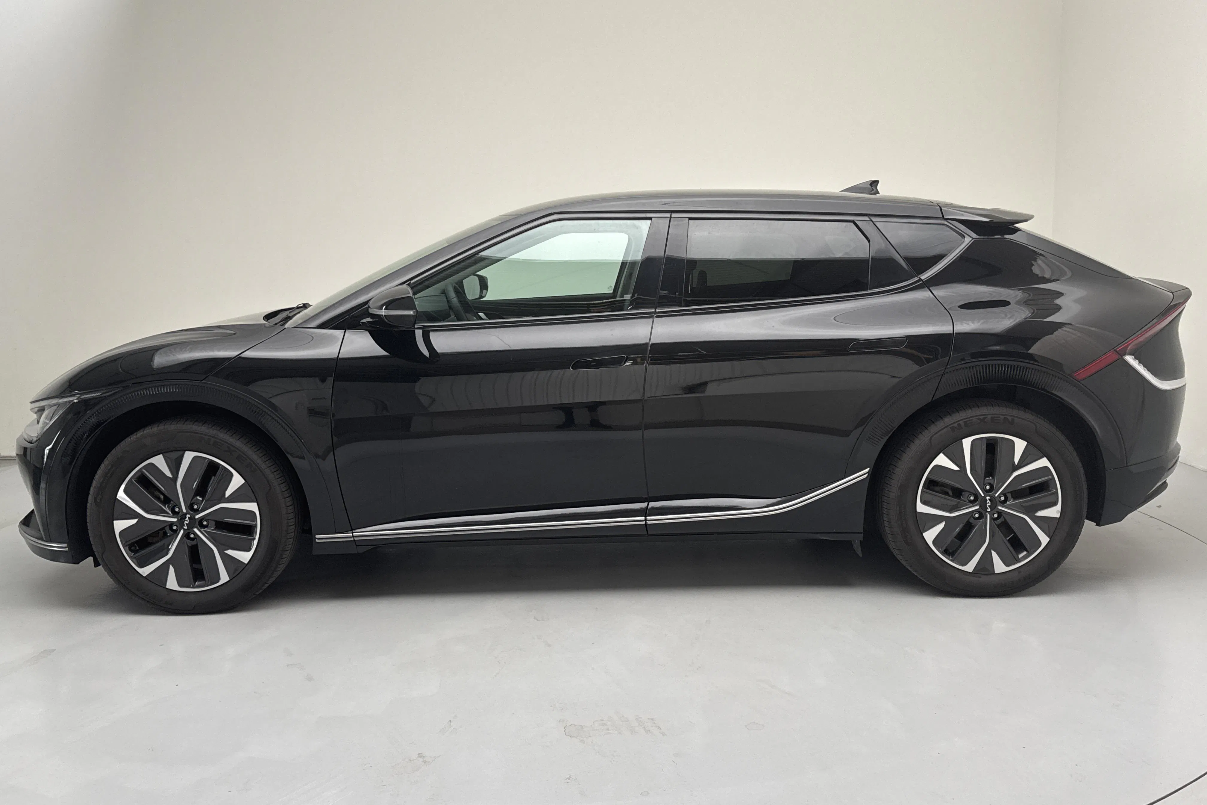 Presentationsfoto 2 av 17: KIA EV6 AWD (325hk) - 7 767 mil - Automat - svart - 2024