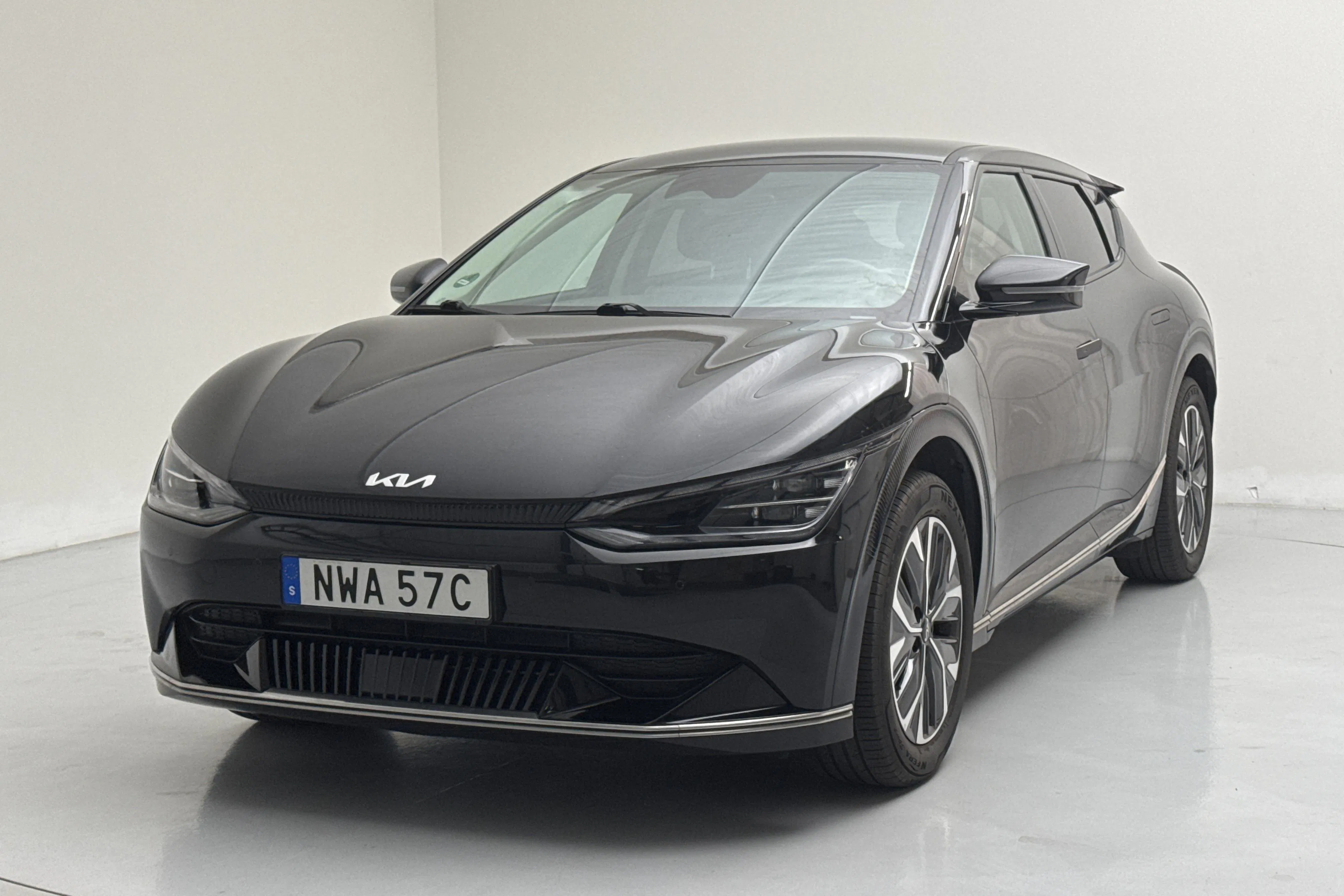 Presentationsfoto 1 av 17: KIA EV6 AWD (325hk) - 7 767 mil - Automat - svart - 2024