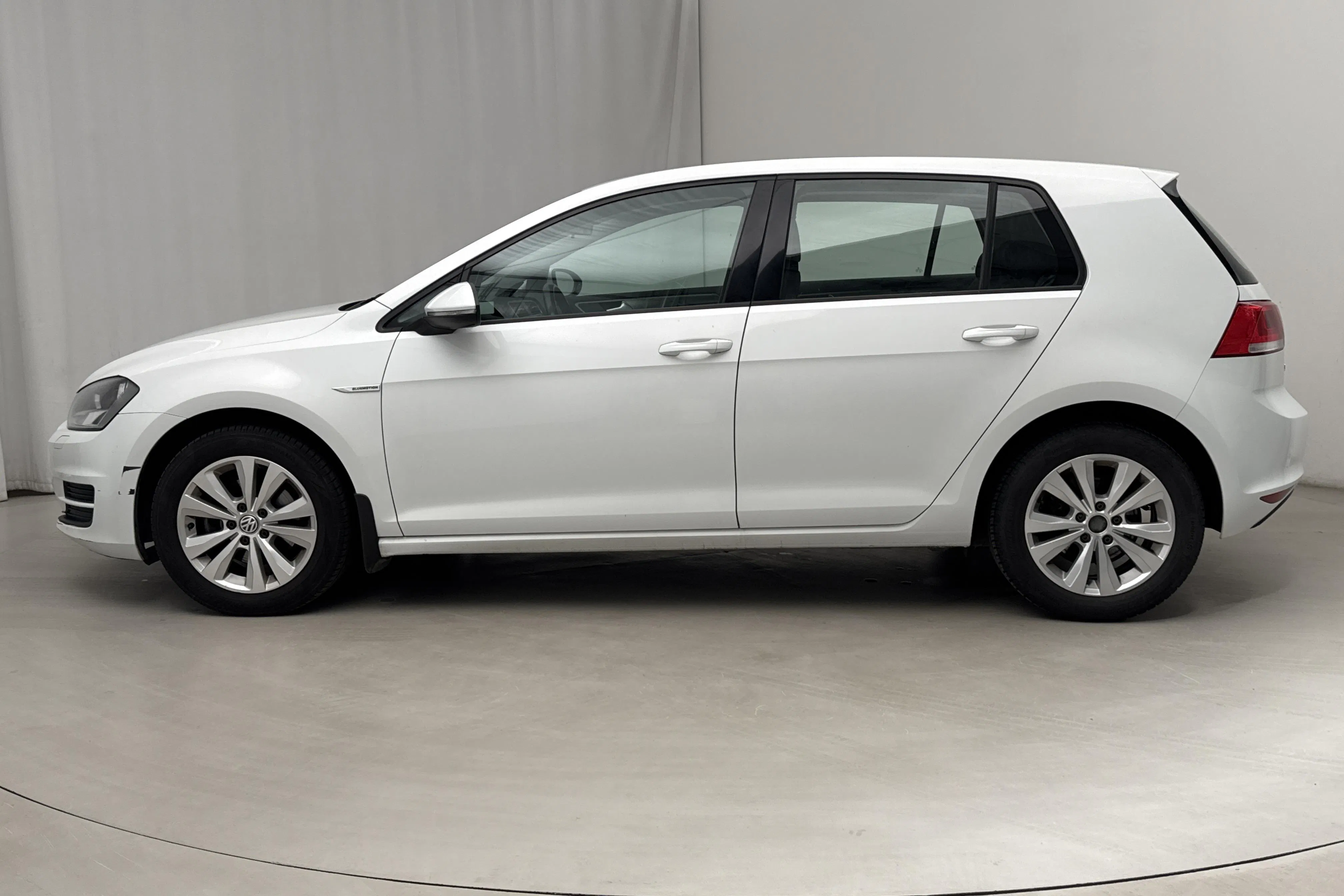 Presentationsfoto 2 av 13: VW Golf VII 1.4 TGI 5dr (110hk) - 9 225 mil - Manuell - vit - 2015