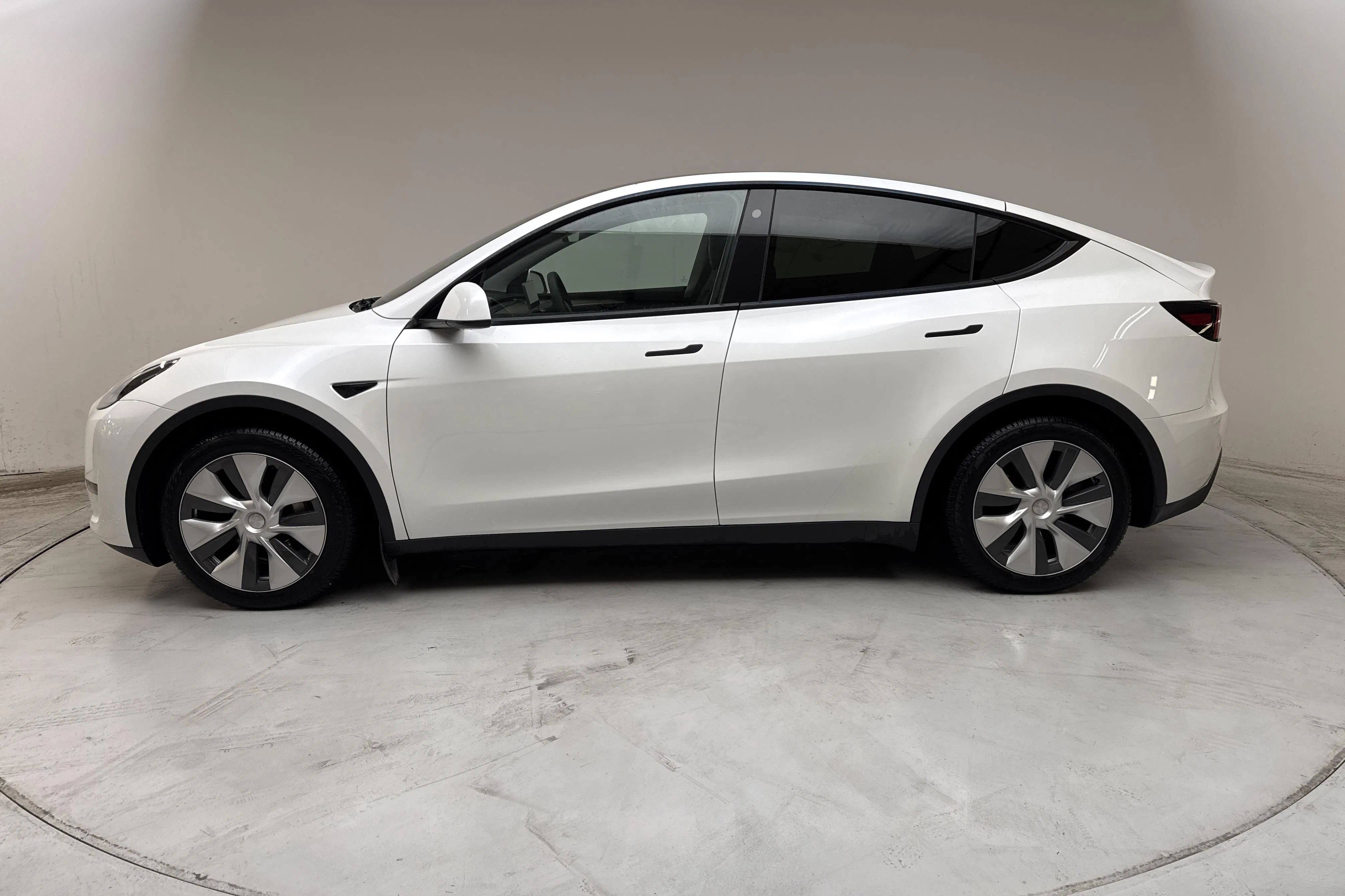 Presentation photo 2 of 20: Tesla Model Y Long Range Dual Motor AWD - 82 330 km - Automatic - white - 2024