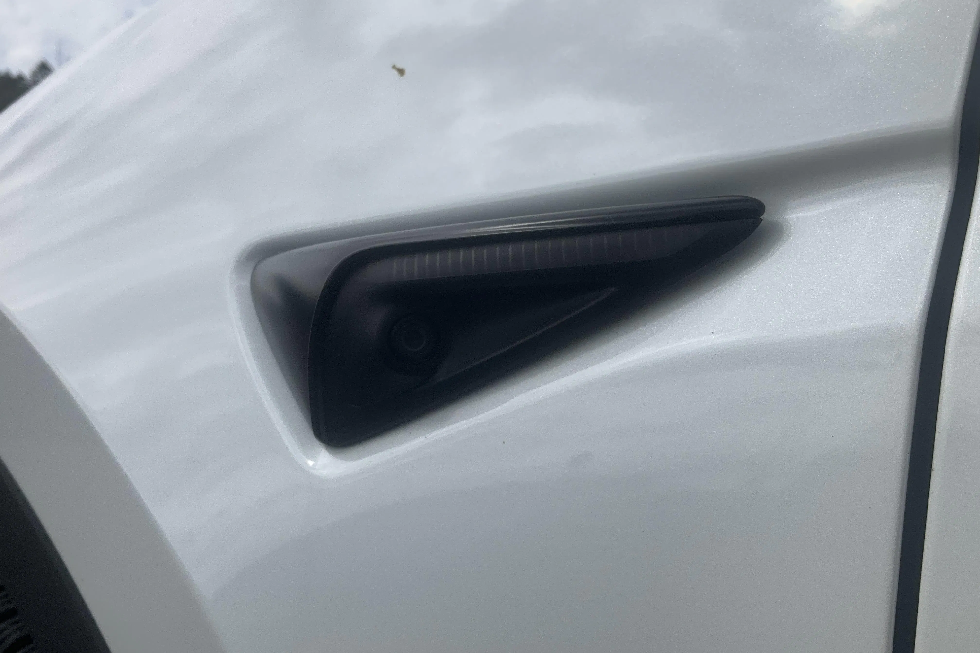 Presentation photo 22 of 22: Tesla Model Y Long Range Dual Motor AWD - 8 233 Scandinavian mile - Automatic - white - 2024