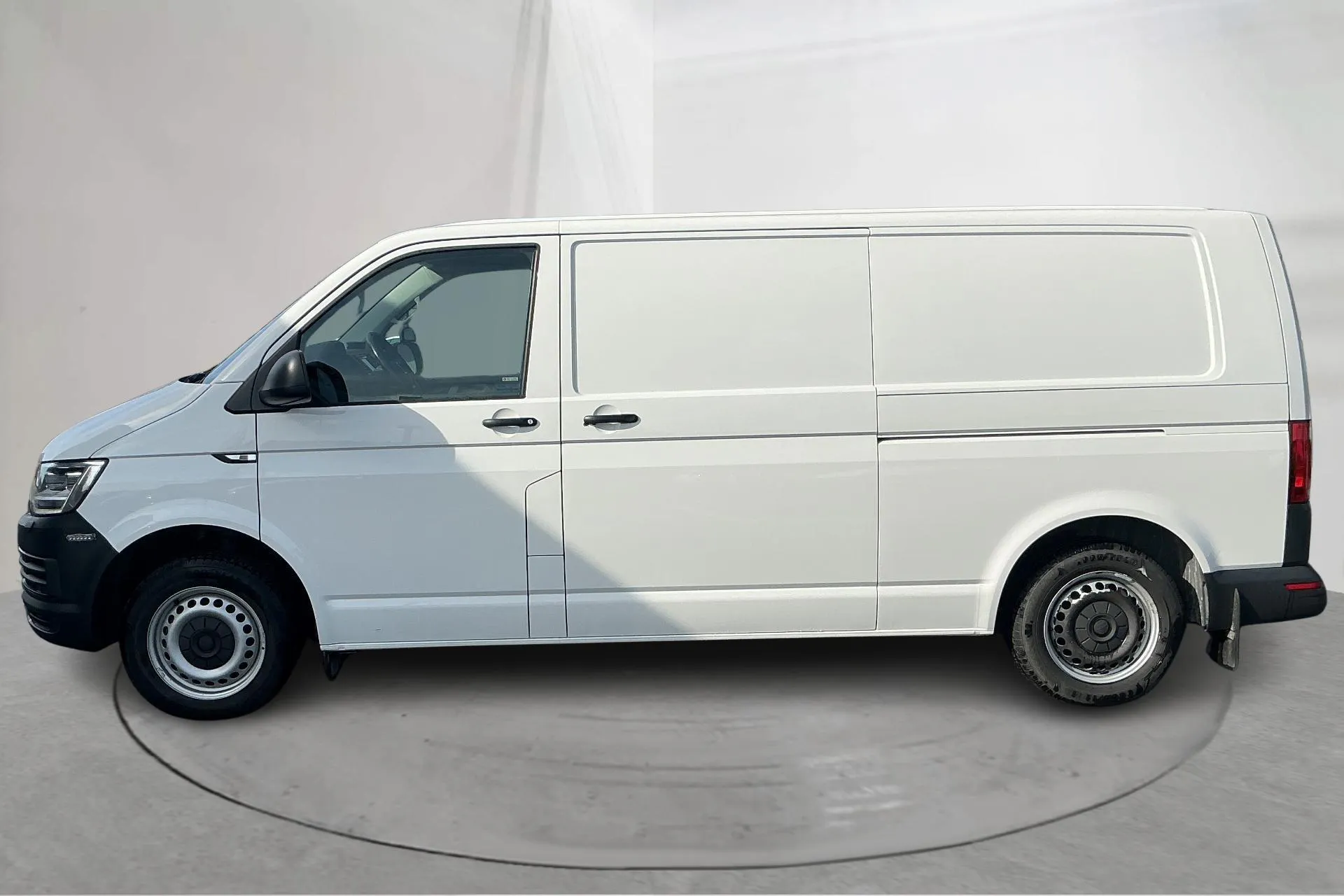 Presentationsfoto 2 av 18: VW Transporter T6 2.0 TDI BMT Skåp 4MOTION (150hk) - 19 149 mil - Automat - vit - 2019