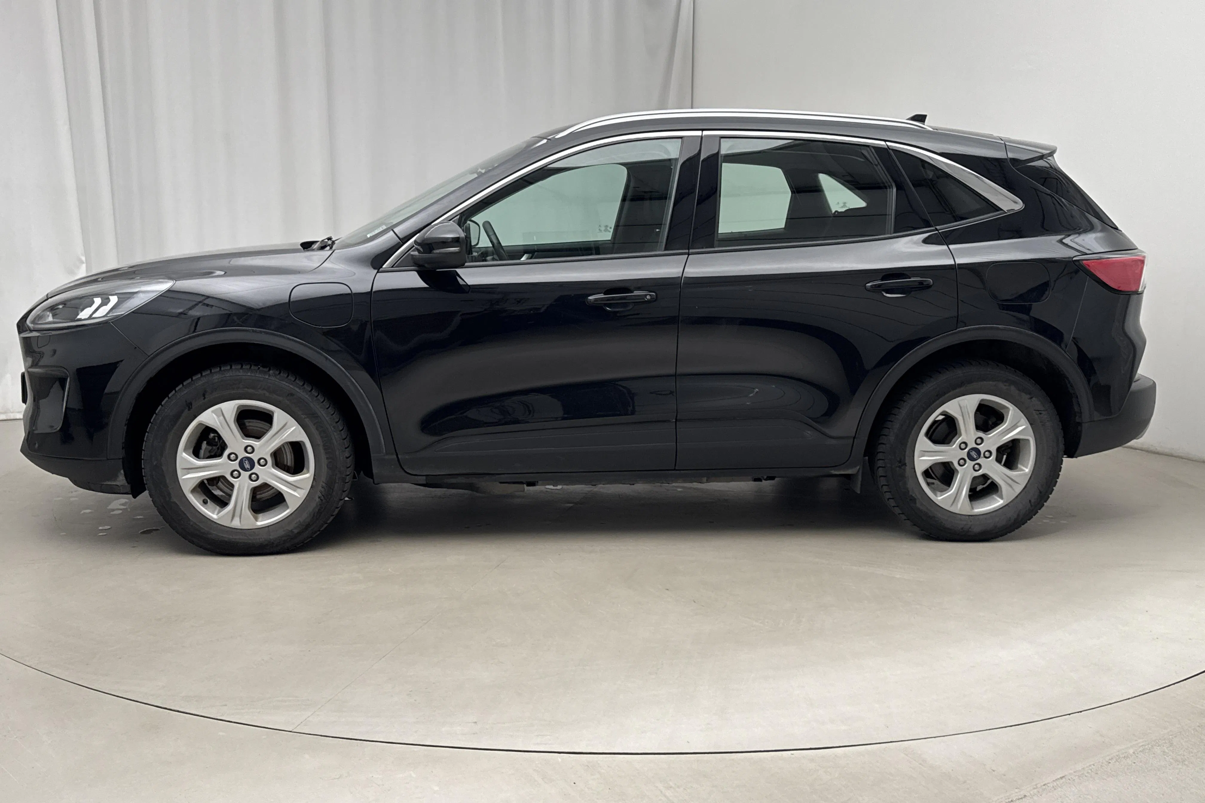Presentationsfoto 2 av 18: Ford Kuga 2.5 PHEV (225hk) - 9 921 mil - Automat - svart - 2022