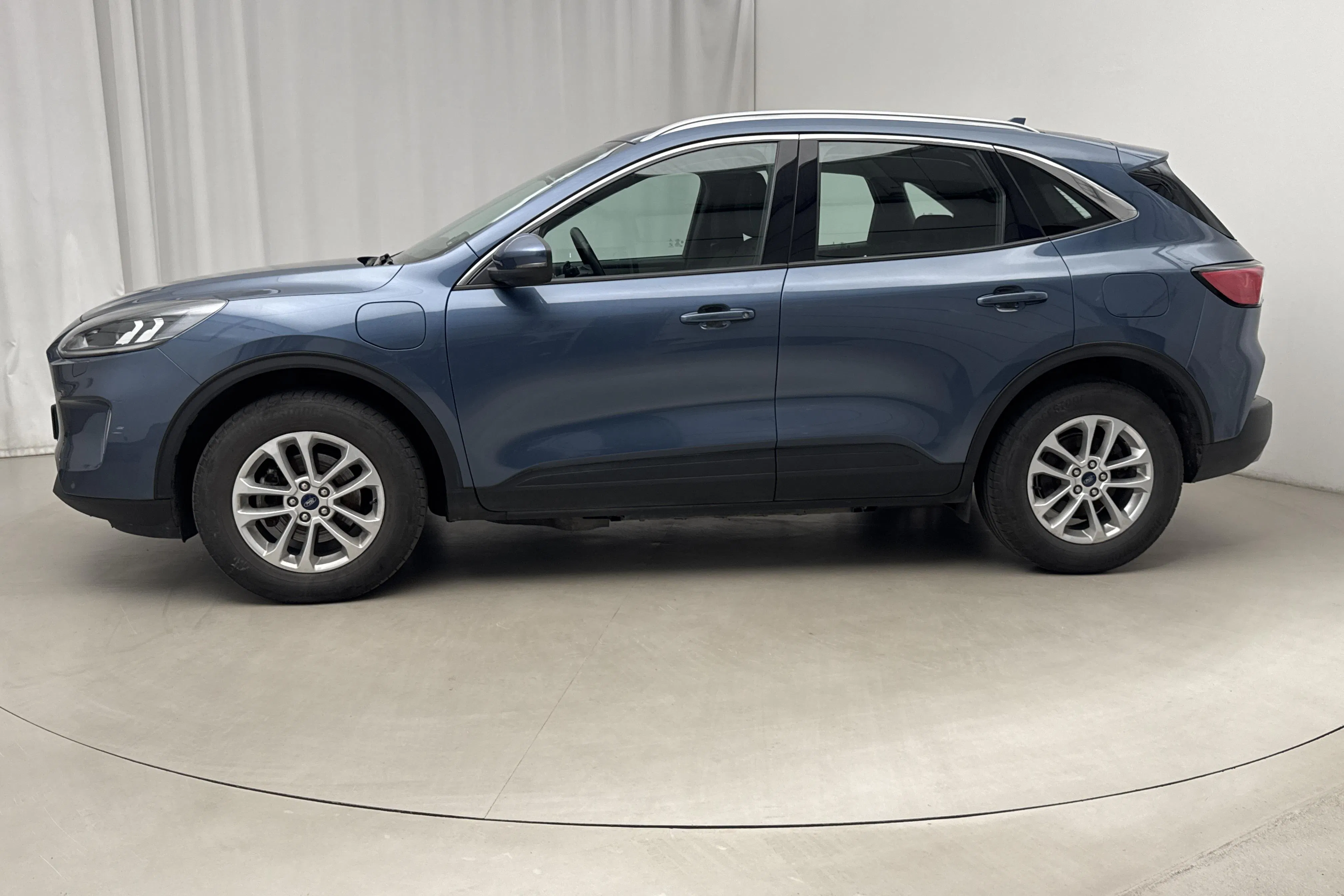 Presentationsfoto 2 av 14: Ford Kuga 2.5 PHEV (225hk) - 6 038 mil - Automat - blå - 2022