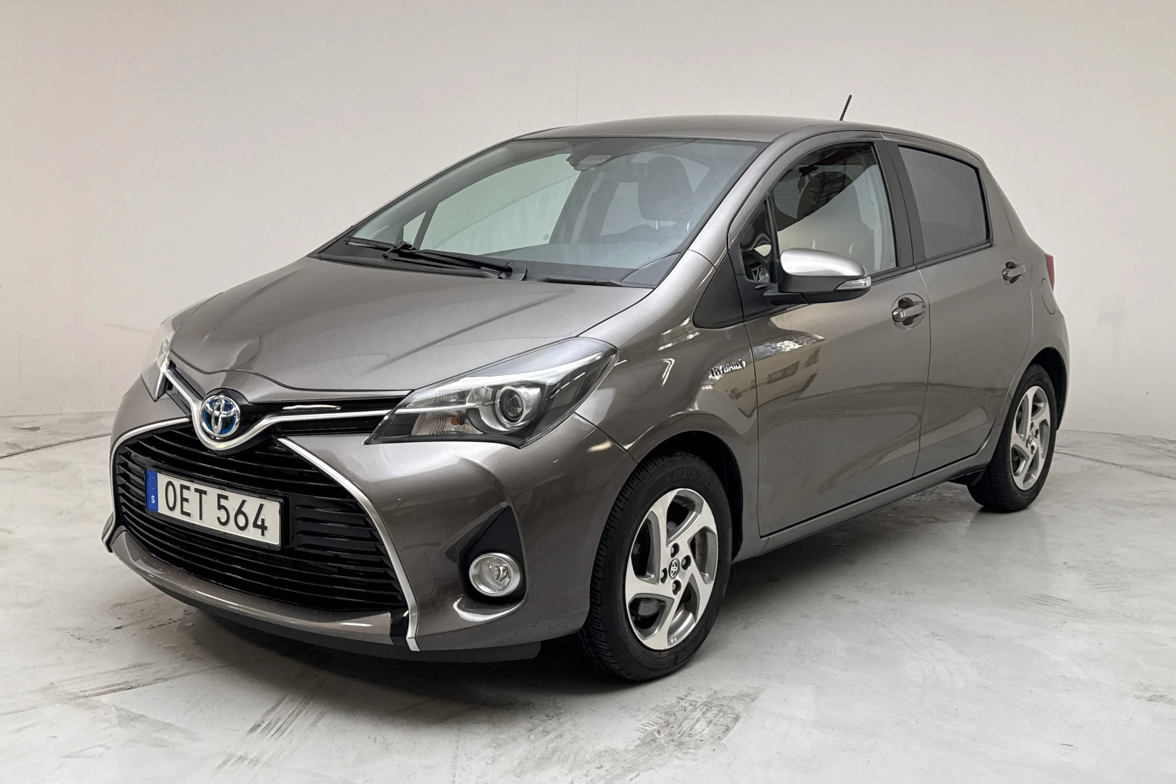 Presentation photo 1 of 13: Toyota Yaris 1.5 HSD 5dr (101hk) - 30 180 km - Automatic - dark grey - 2016