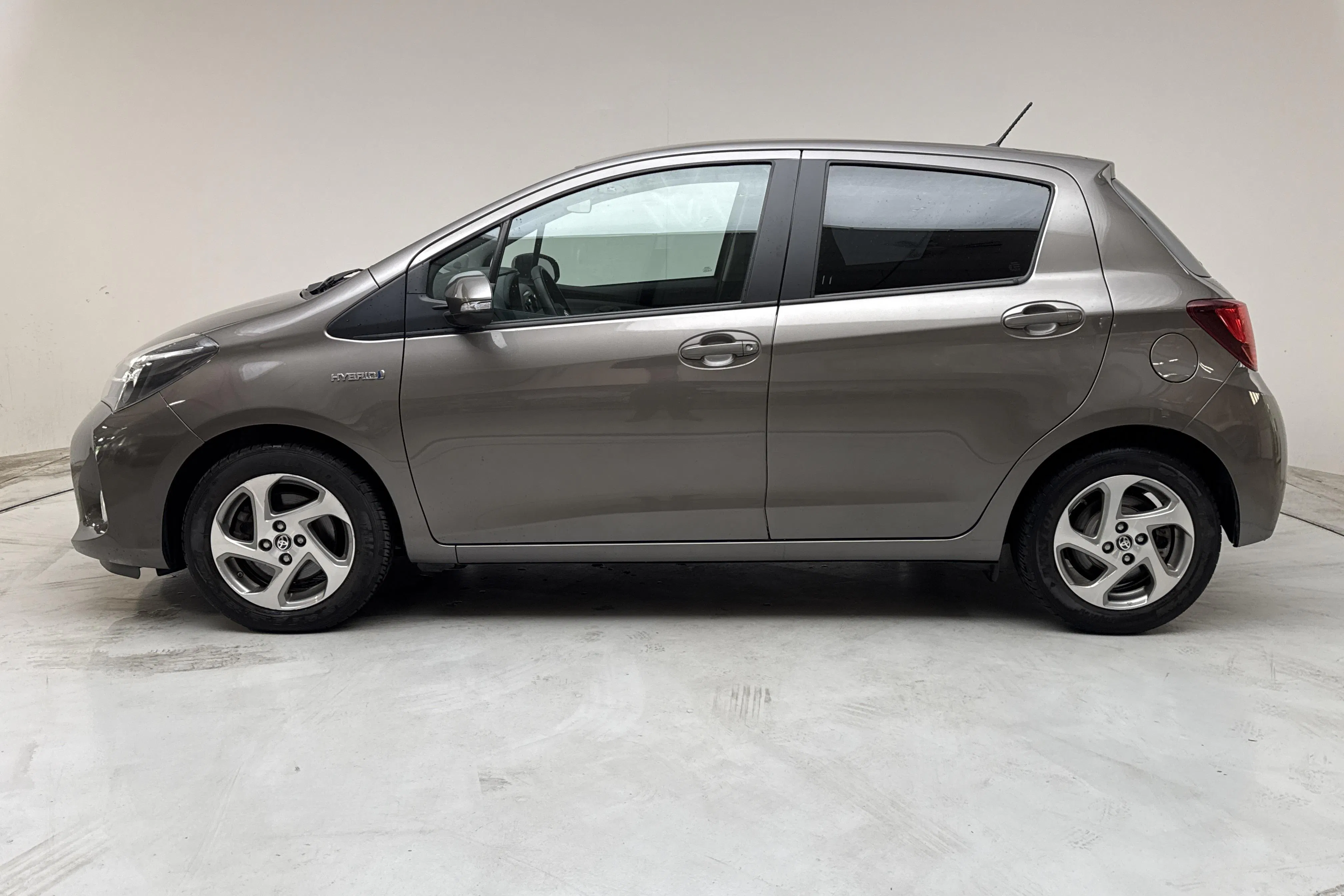 Presentation photo 2 of 13: Toyota Yaris 1.5 HSD 5dr (101hk) - 30 180 km - Automatic - dark grey - 2016