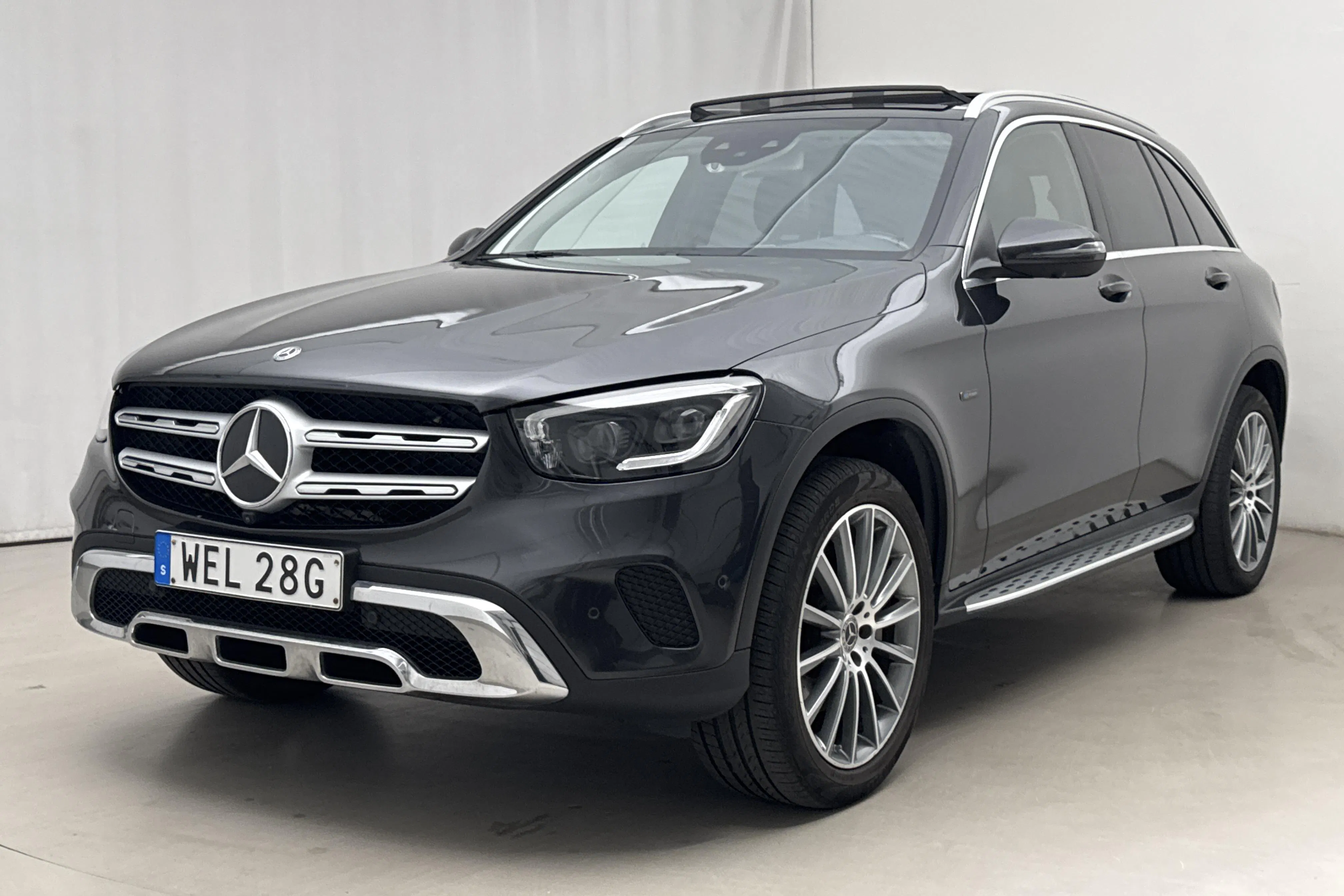 Presentationsfoto 1 av 23: Mercedes GLC 300 e 4MATIC X253 (333hk) - 8 634 mil - Automat - grå - 2020