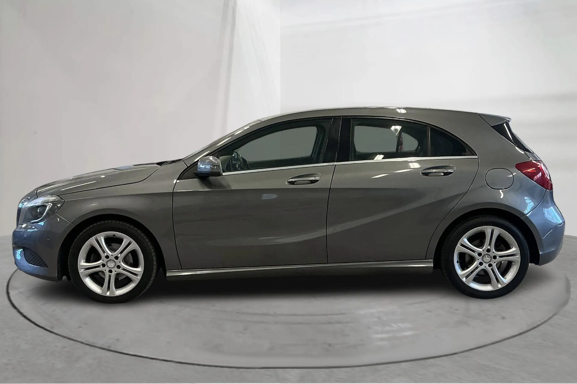 Presentation photo 2 of 13: Mercedes A 180 CDI 5dr W176 (109hk) - 201 330 km - Manual - dark grey - 2014