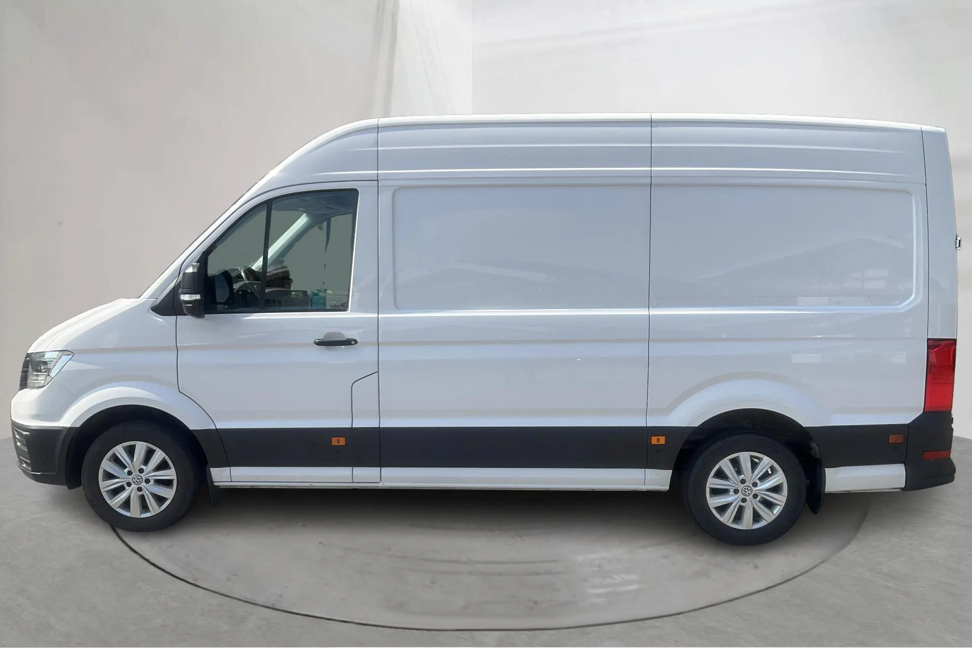 Presentation photo 2 of 13: VW Crafter 35 2.0 TDI Skåp (177hk) - 185 870 km - Automatic - white - 2020