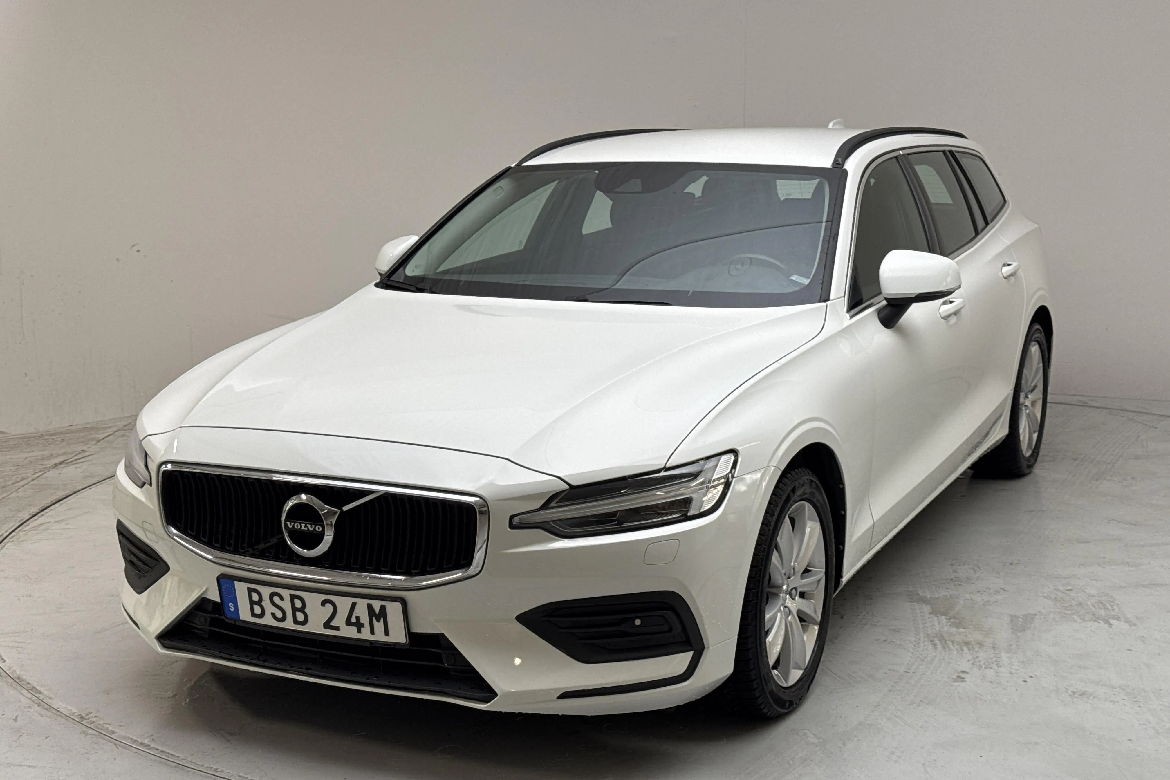 Presentation photo 1 of 14: Volvo V60 B4 Mildhybrid, Diesel (197hk) - 330 620 km - Automatic - white - 2022