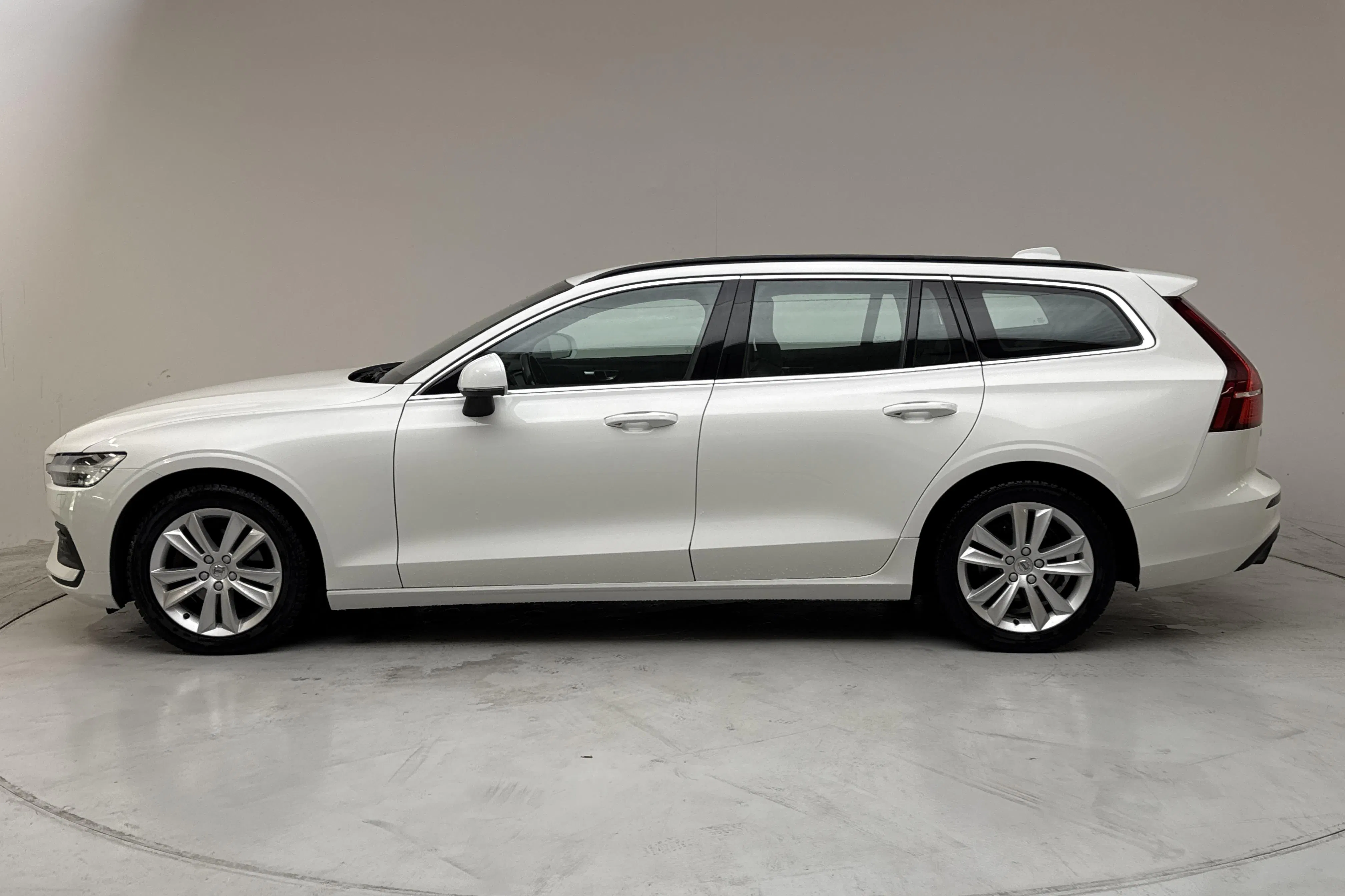 Presentation photo 2 of 14: Volvo V60 B4 Mildhybrid, Diesel (197hk) - 330 620 km - Automatic - white - 2022