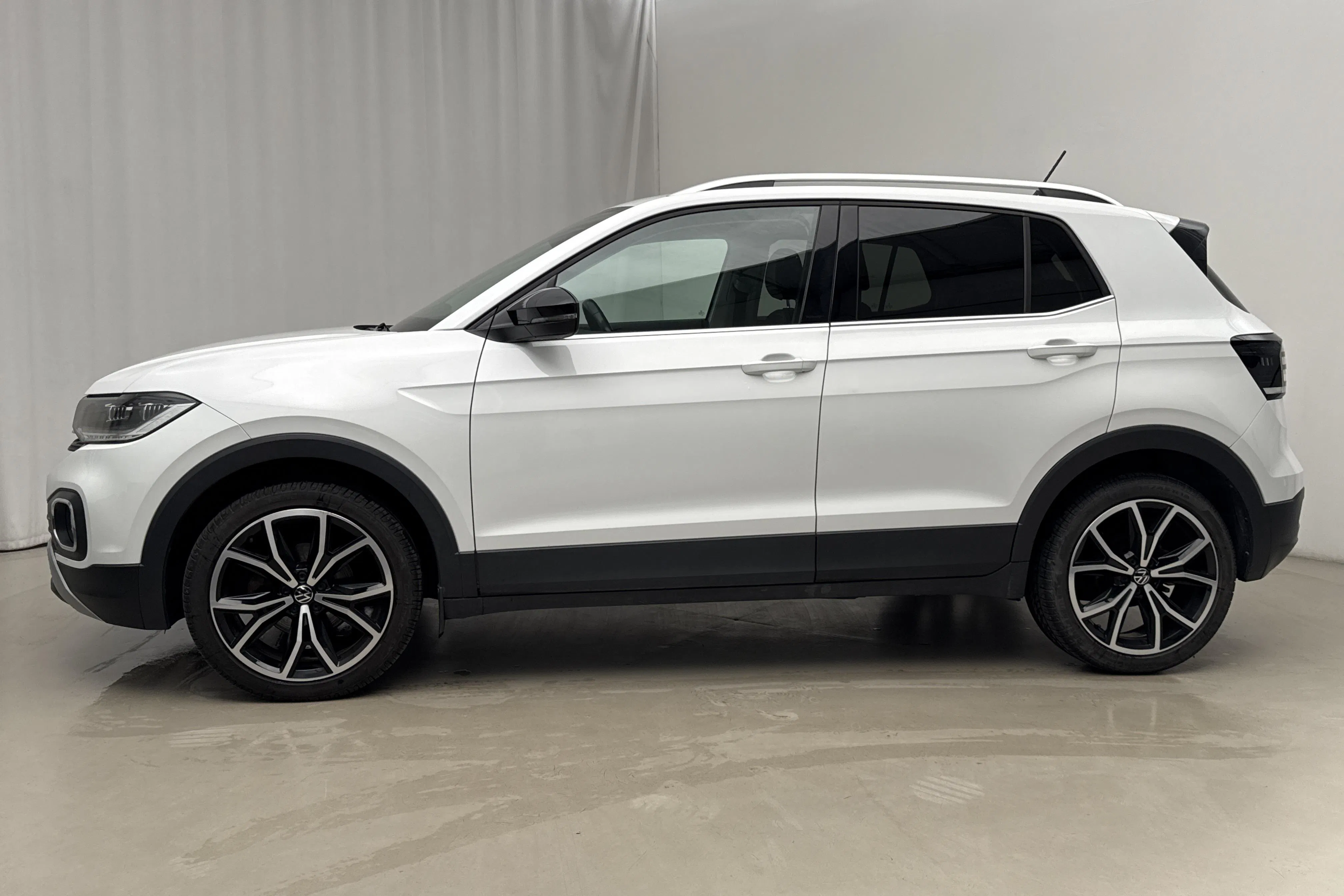 Presentationsfoto 2 av 16: VW T-Cross 1.0 TSI (110hk) - 4 484 mil - Automat - vit - 2021