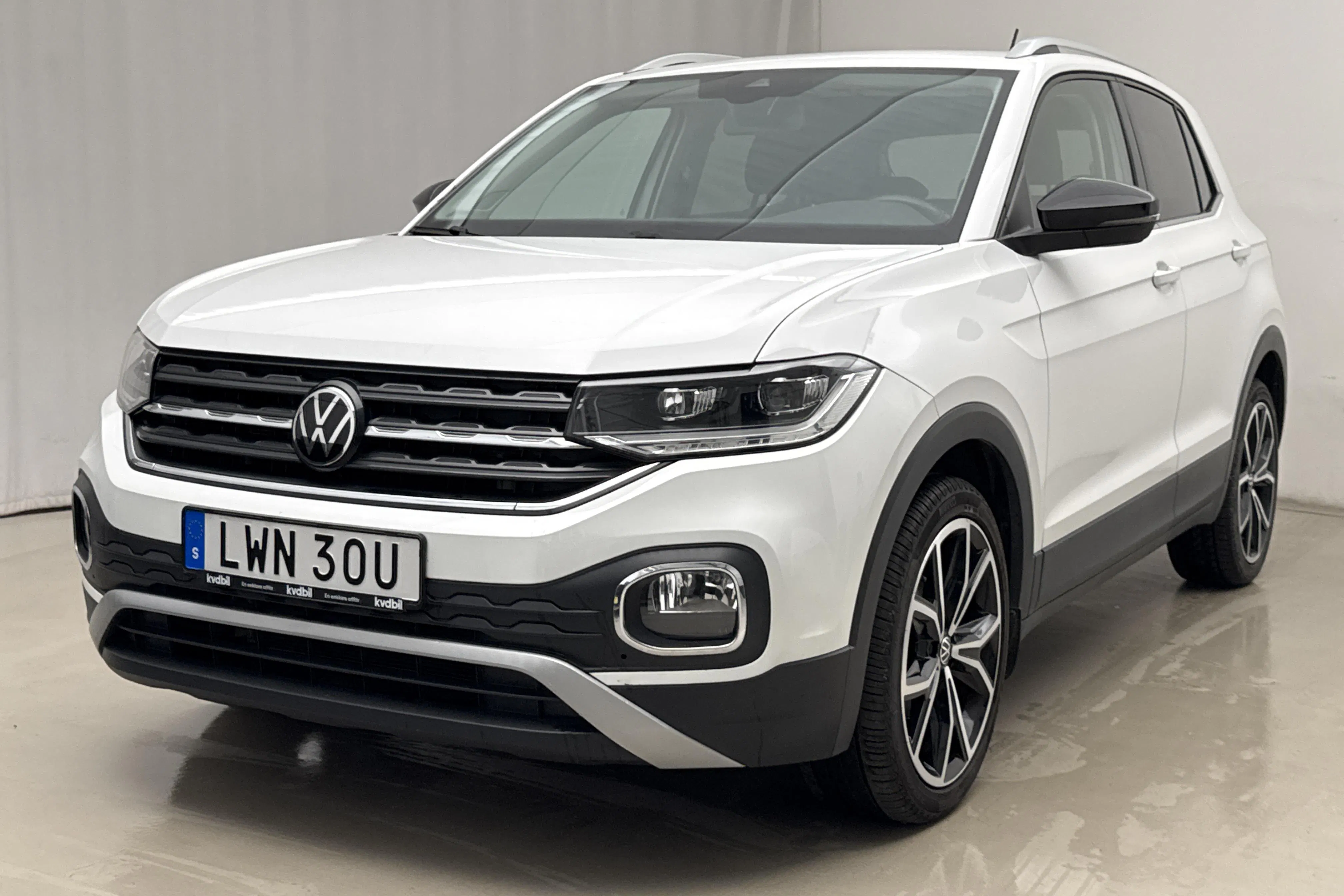 Presentationsfoto 1 av 16: VW T-Cross 1.0 TSI (110hk) - 4 484 mil - Automat - vit - 2021