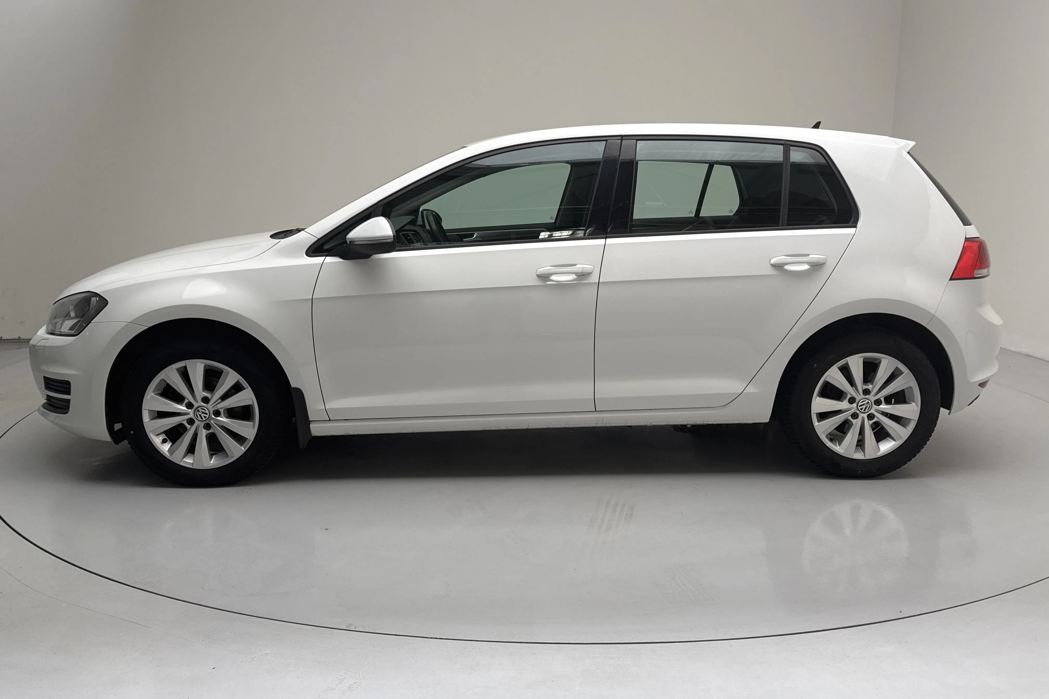 Presentationsfoto 2 av 13: VW Golf VII 1.2 TSI 5dr (110hk) - 13 397 mil - Manuell - vit - 2017
