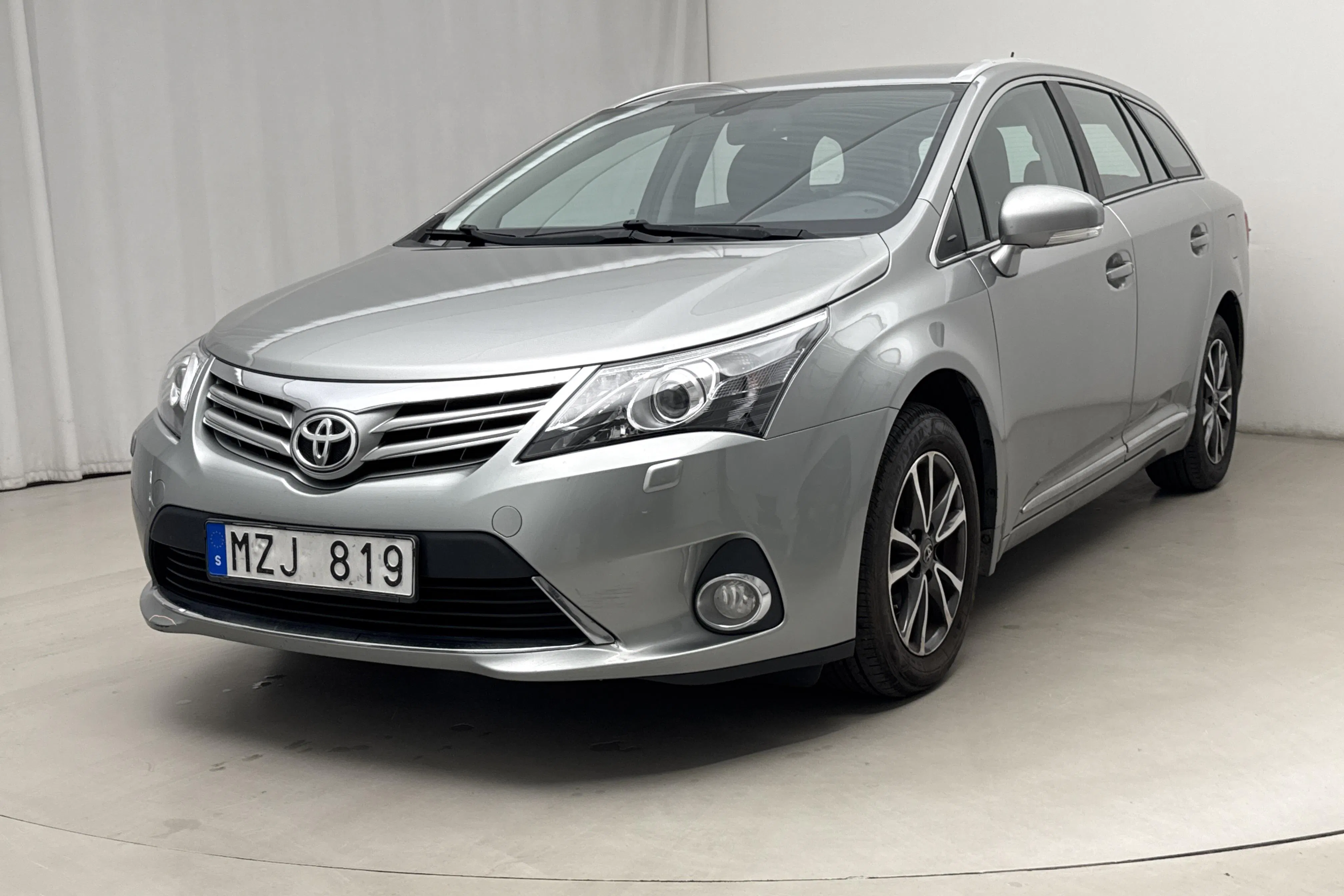 Presentation photo 1 of 17: Toyota Avensis 1.8 Kombi (147hk) - 202 770 km - Automatic - light grey - 2012