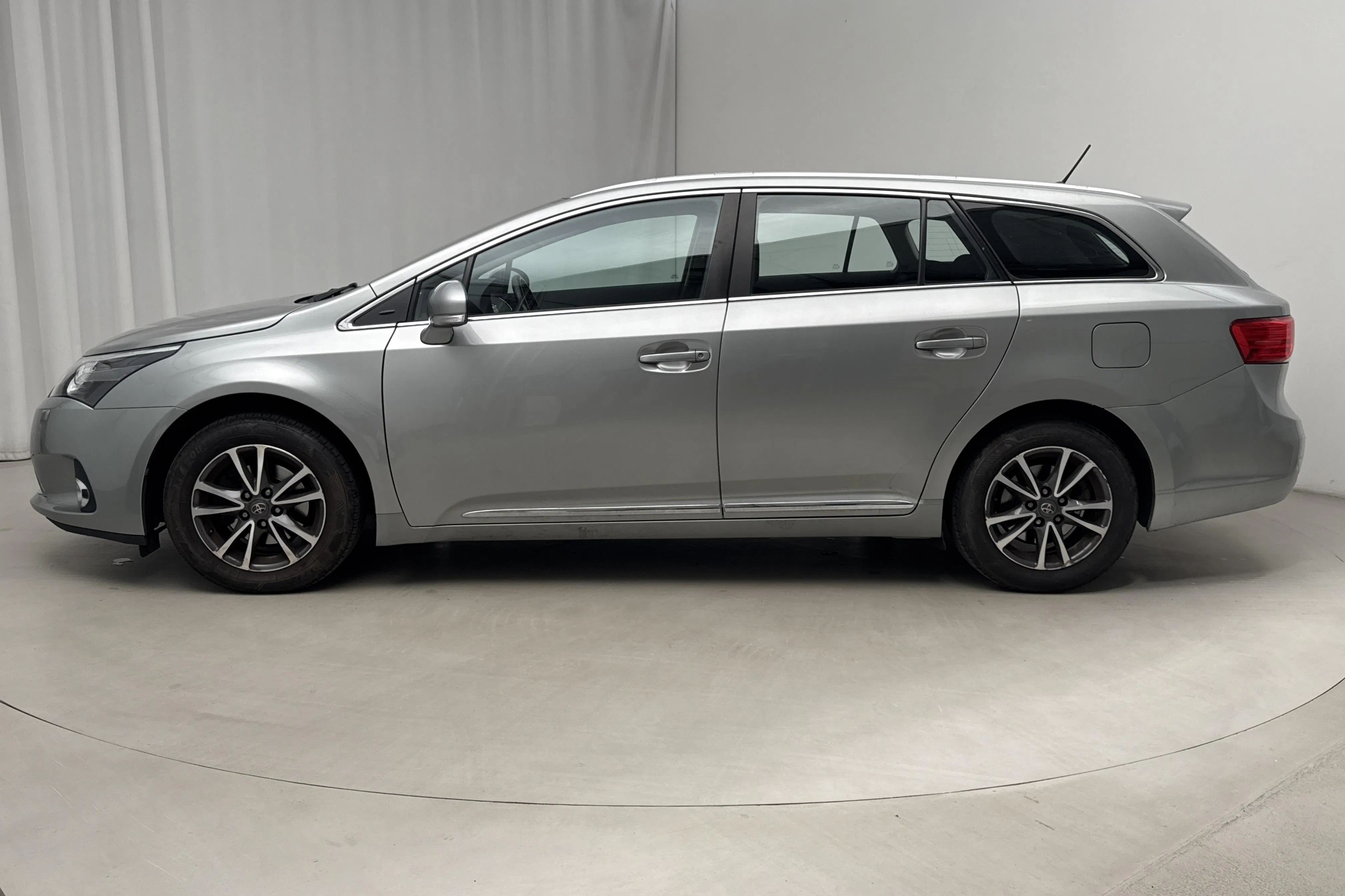 Presentation photo 2 of 17: Toyota Avensis 1.8 Kombi (147hk) - 202 770 km - Automatic - light grey - 2012