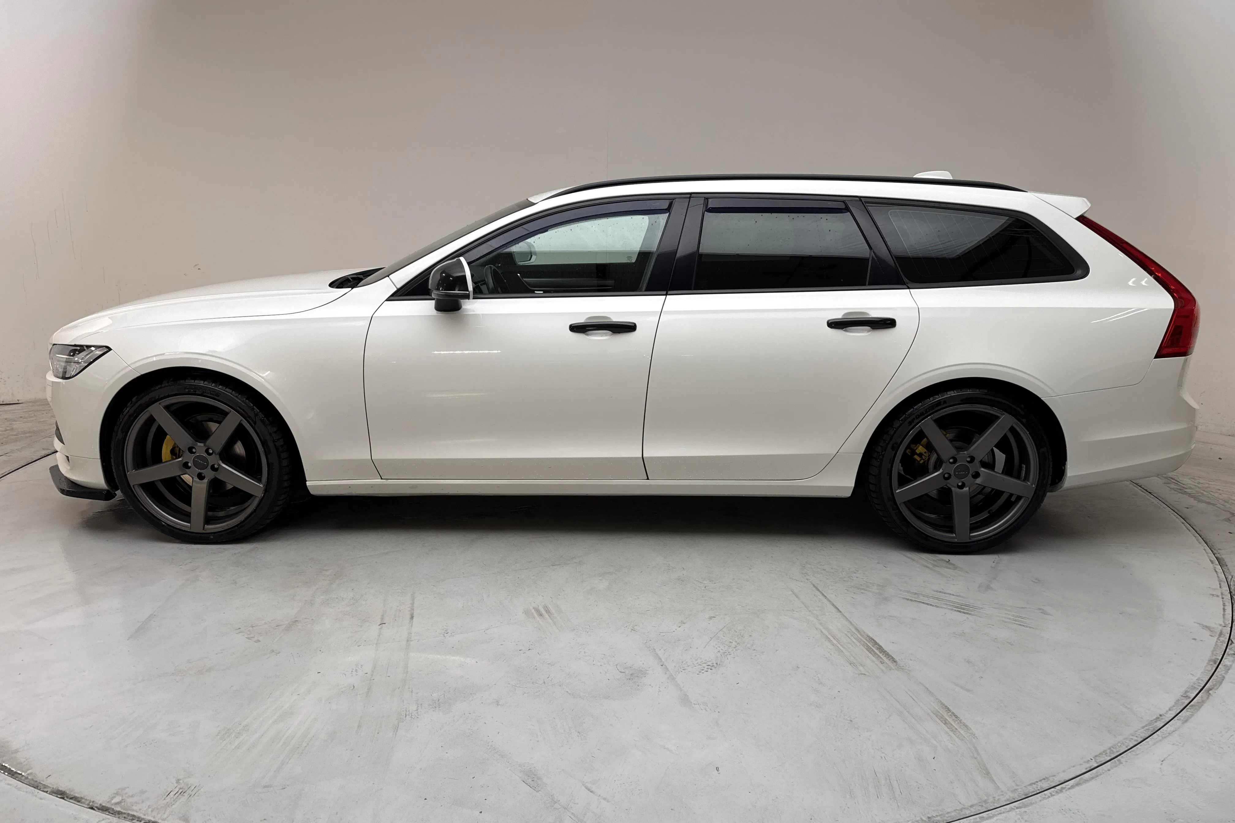 Presentationsfoto 2 av 13: Volvo V90 D4 (190hk) - 19 013 mil - Manuell - vit - 2017