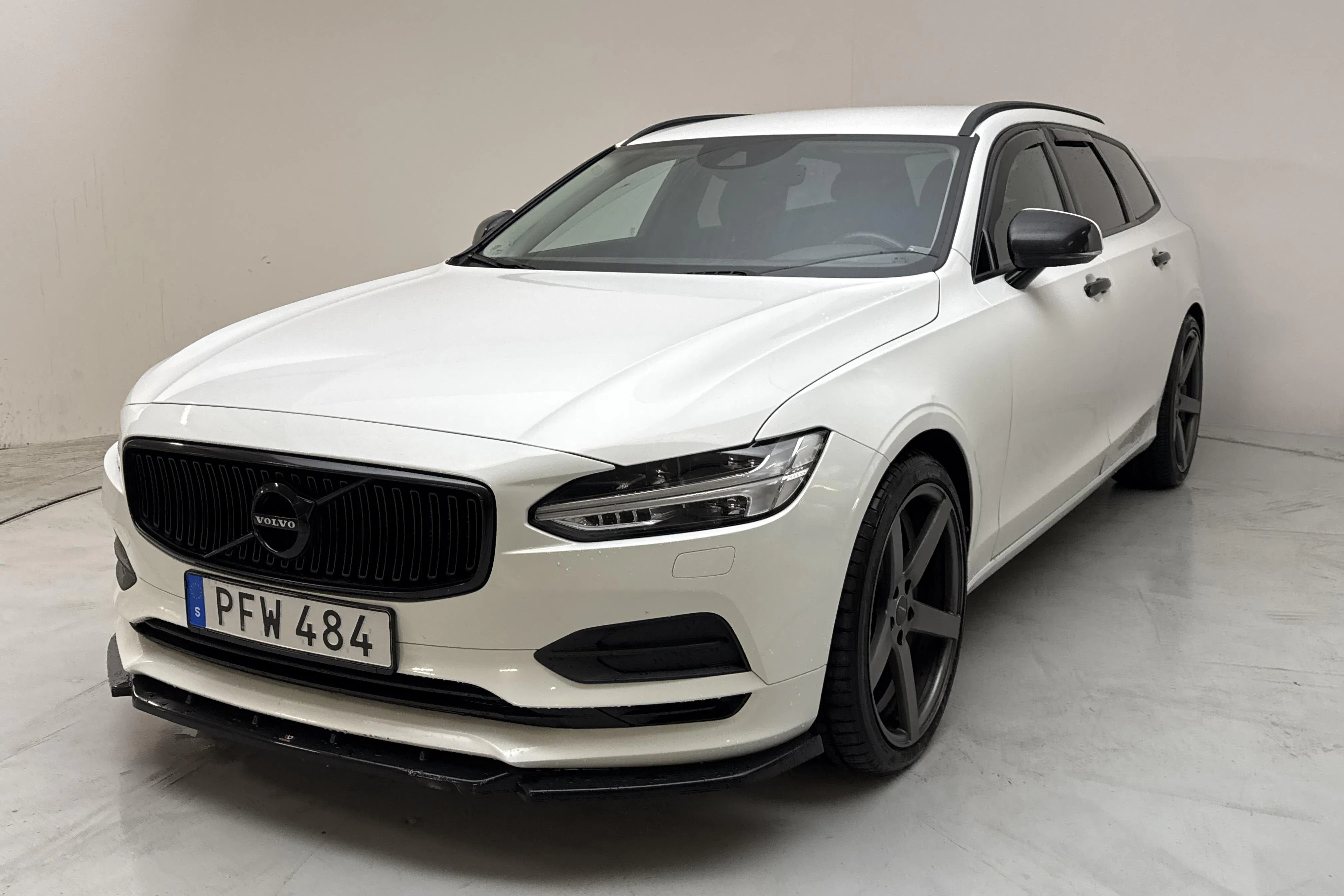 Presentationsfoto 1 av 13: Volvo V90 D4 (190hk) - 19 013 mil - Manuell - vit - 2017