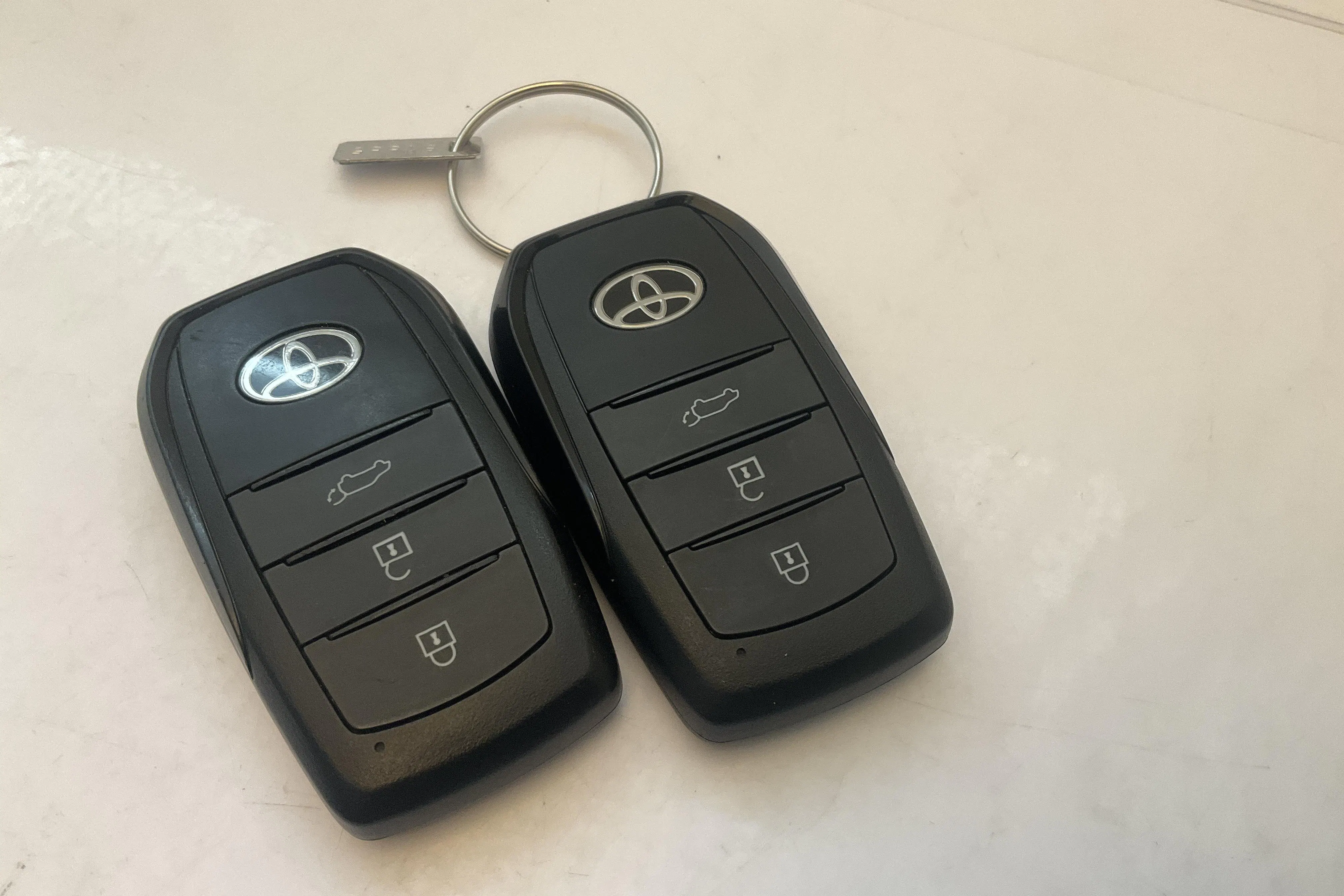 Presentationsfoto 14 av 14: Toyota RAV4 2.5 HSD AWD (222hk) - 10 173 mil - Automat - vit - 2024