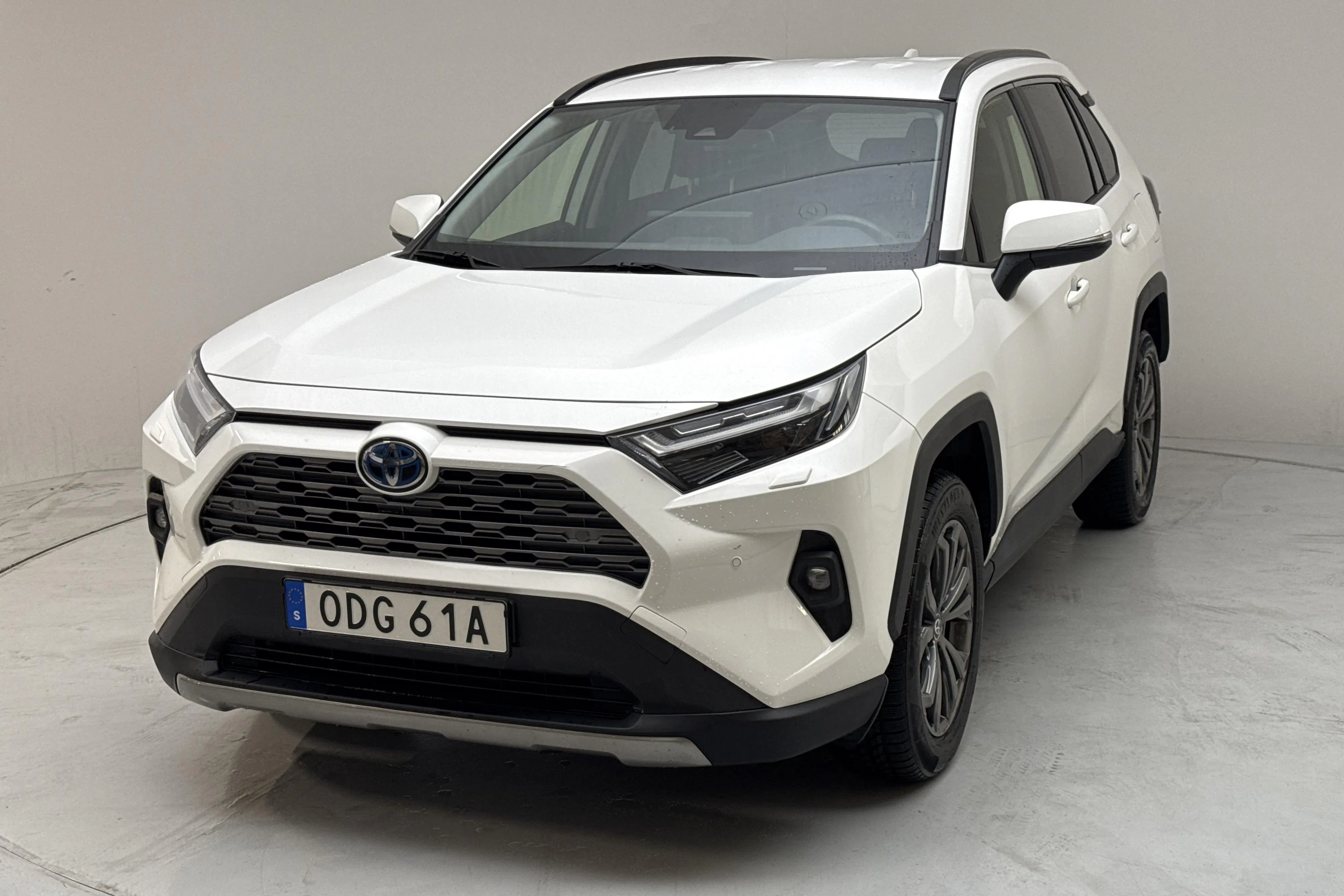 Presentationsfoto 1 av 14: Toyota RAV4 2.5 HSD AWD (222hk) - 10 173 mil - Automat - vit - 2024