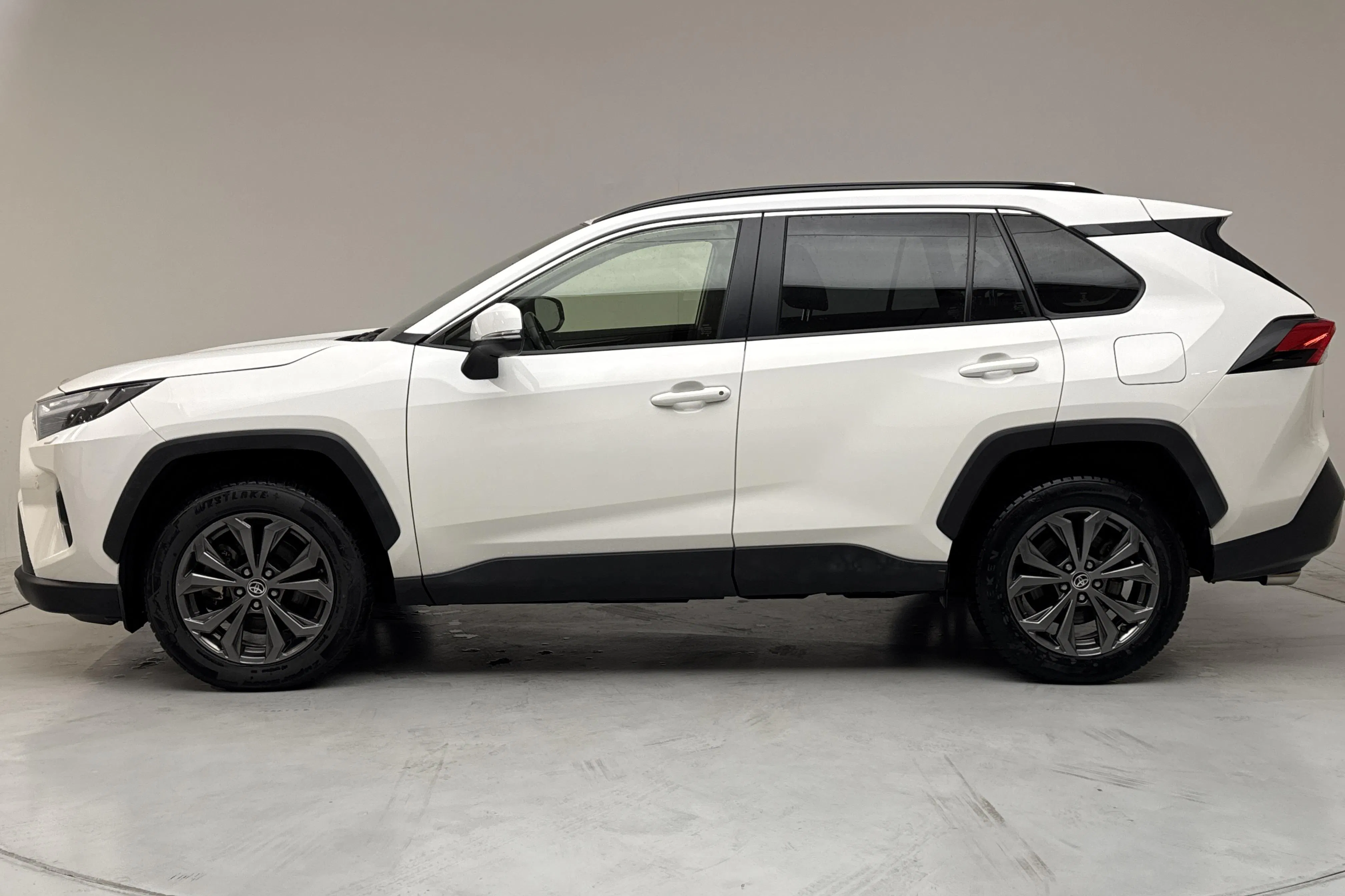Presentationsfoto 2 av 14: Toyota RAV4 2.5 HSD AWD (222hk) - 10 173 mil - Automat - vit - 2024