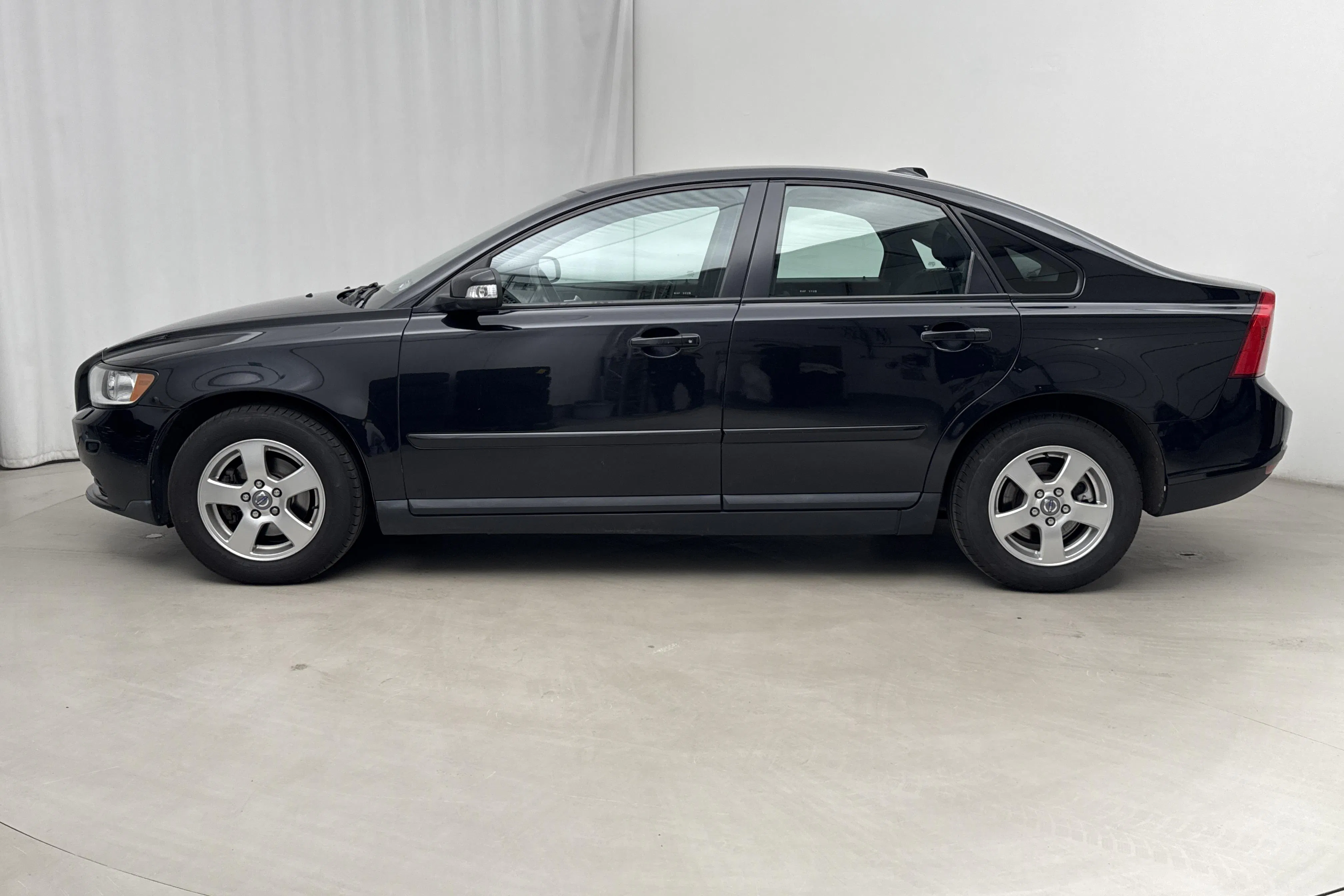 Presentationsfoto 2 av 14: Volvo S40 1.8F (125hk) - 20 616 mil - Manuell - svart - 2008