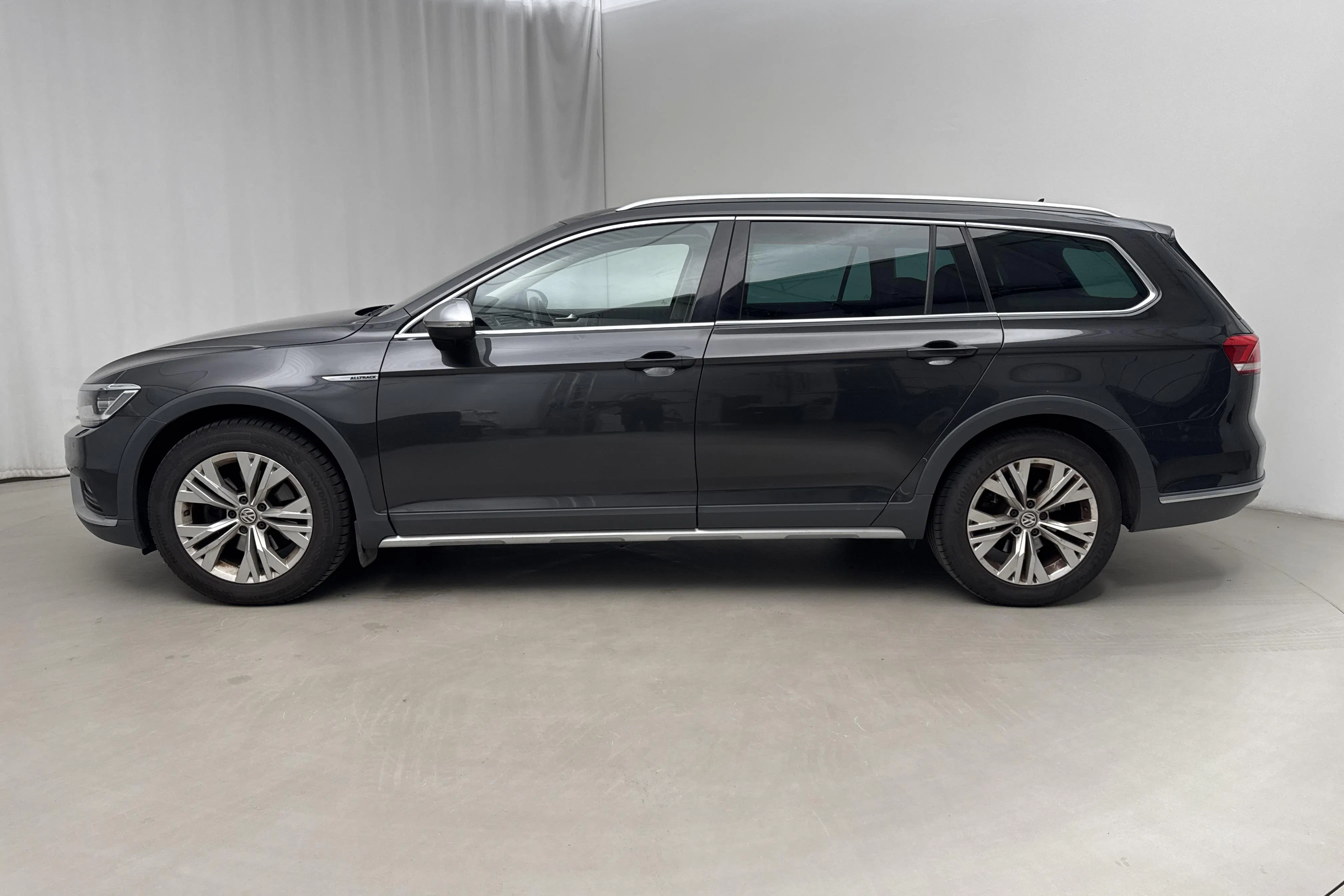 Presentation photo 2 of 17: VW Passat Alltrack 2.0 TDI 4MOTION (190hk) - 257 440 km - Automatic - dark grey - 2018